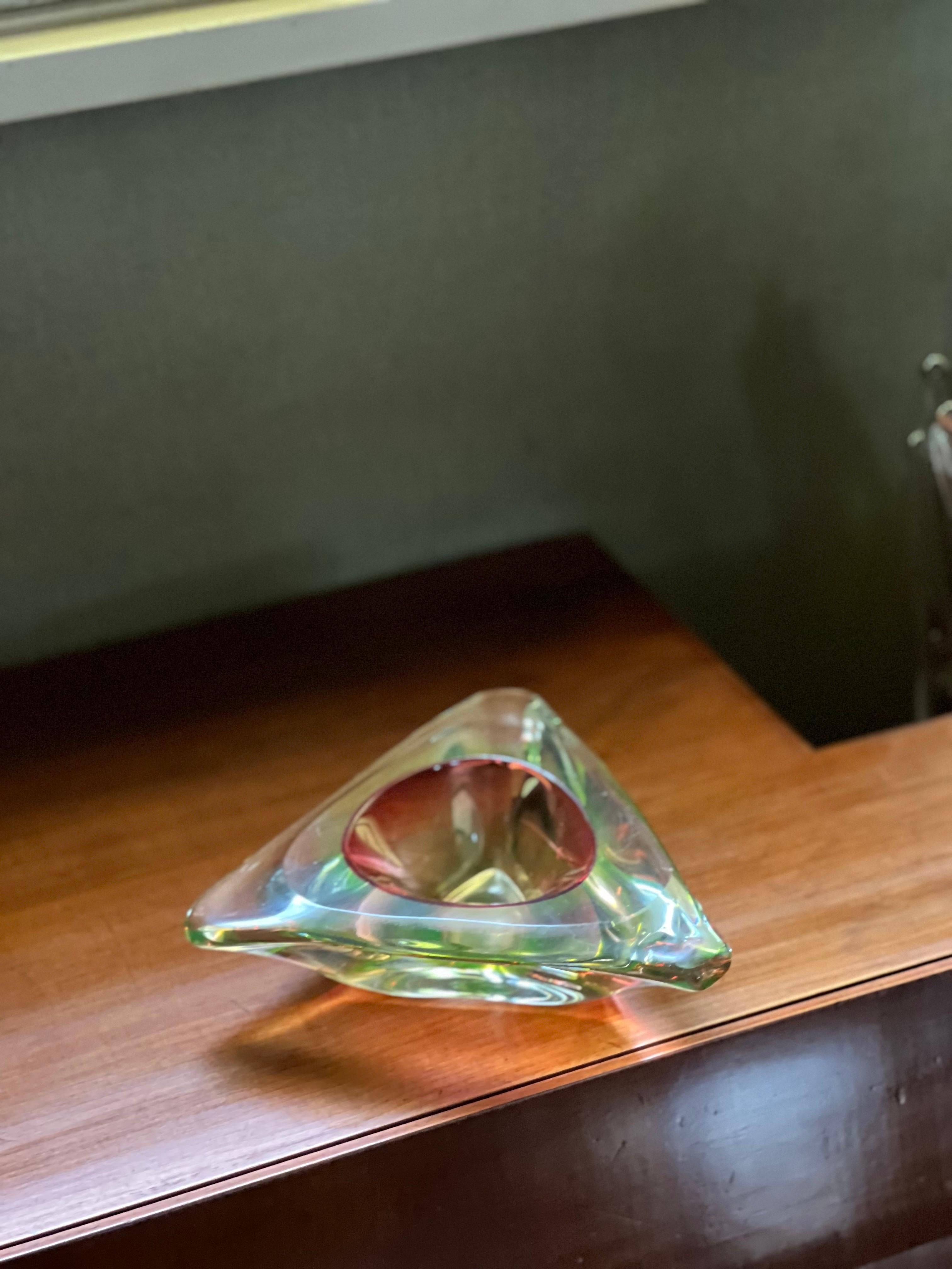 Dreieckige Murano-Akzentschale aus rotem, grünem und gelbem „Sommerso“-Glas (Mitte des 20. Jahrhunderts) im Angebot