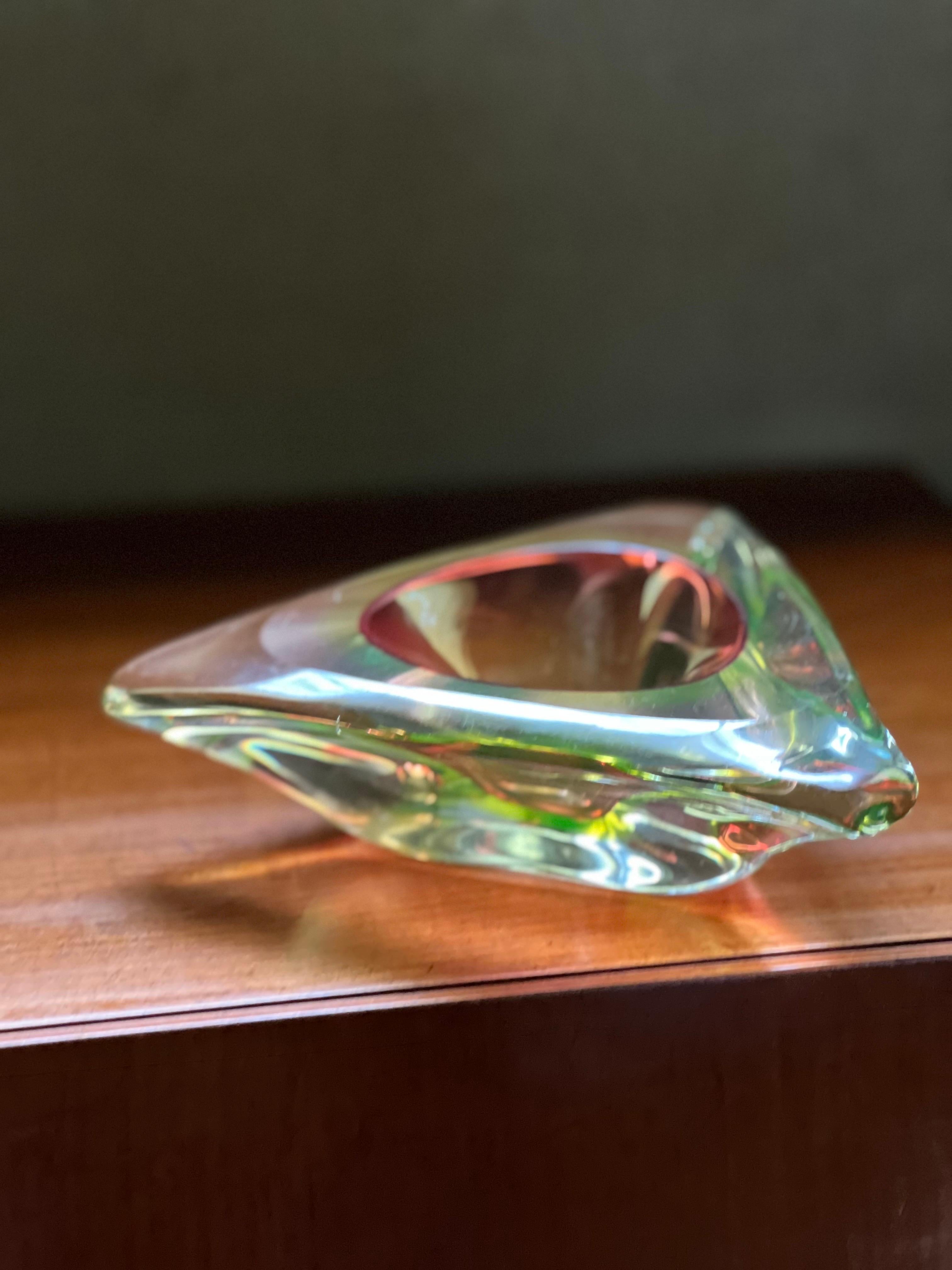 Dreieckige Murano-Akzentschale aus rotem, grünem und gelbem „Sommerso“-Glas im Angebot 3