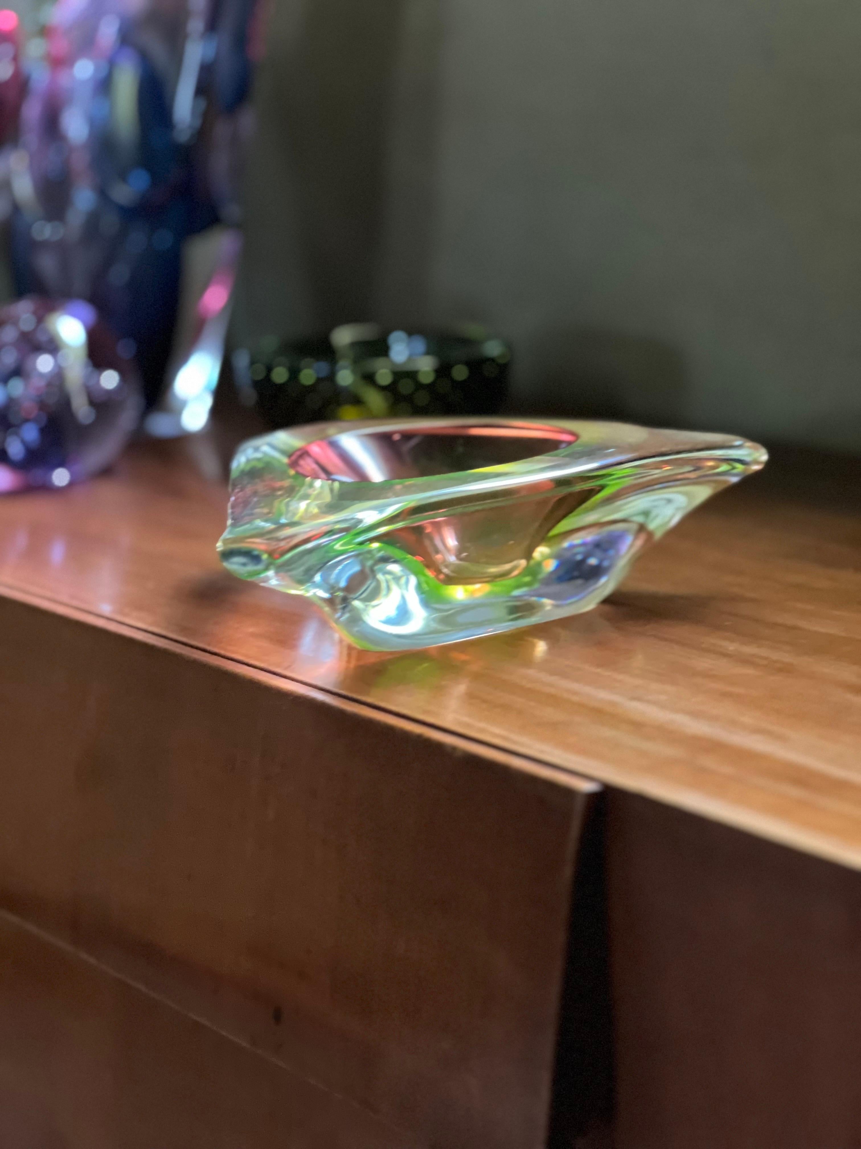 Dreieckige Murano-Akzentschale aus rotem, grünem und gelbem „Sommerso“-Glas im Angebot 4