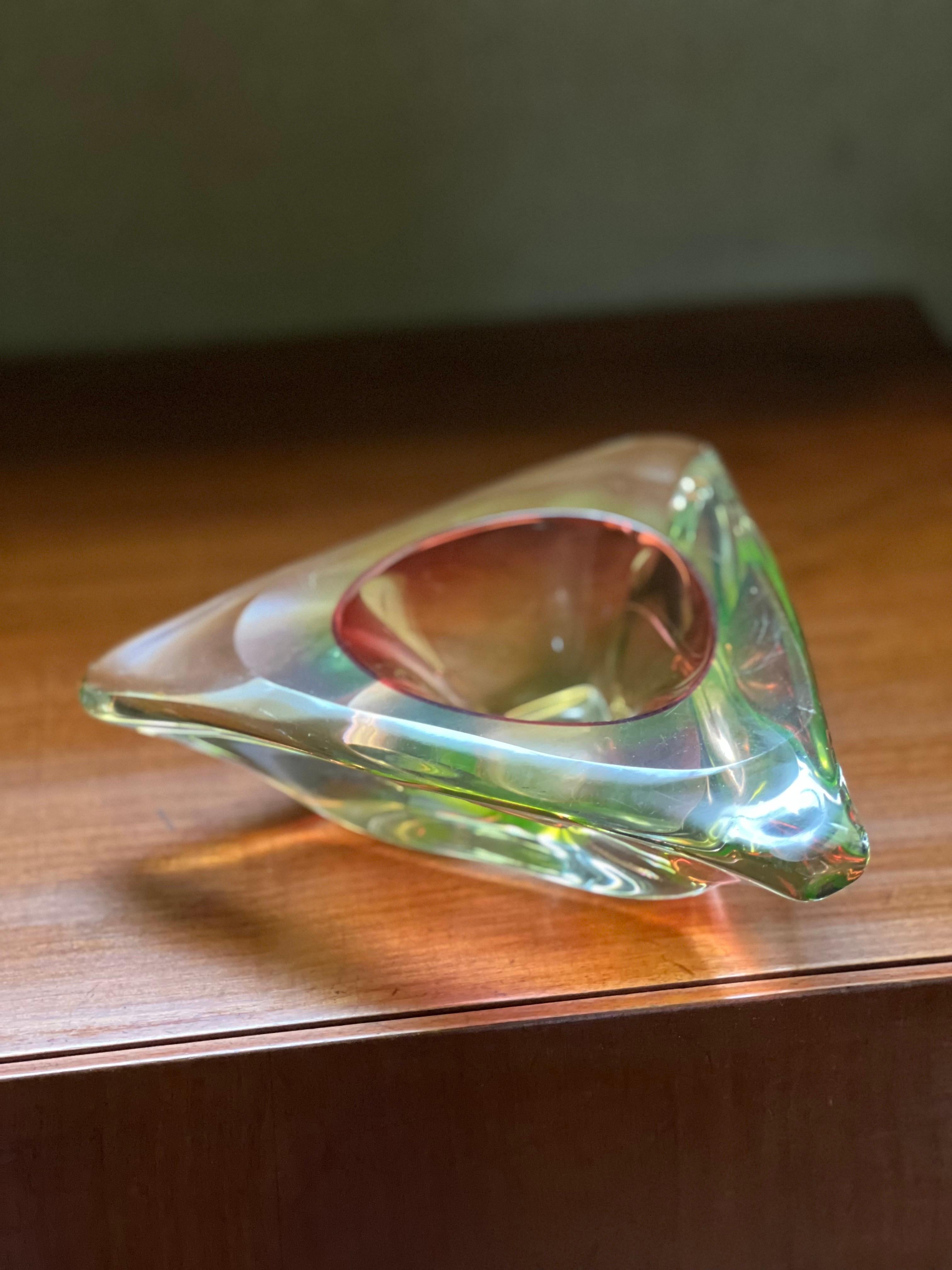 Dreieckige Murano-Akzentschale aus rotem, grünem und gelbem „Sommerso“-Glas im Angebot 5