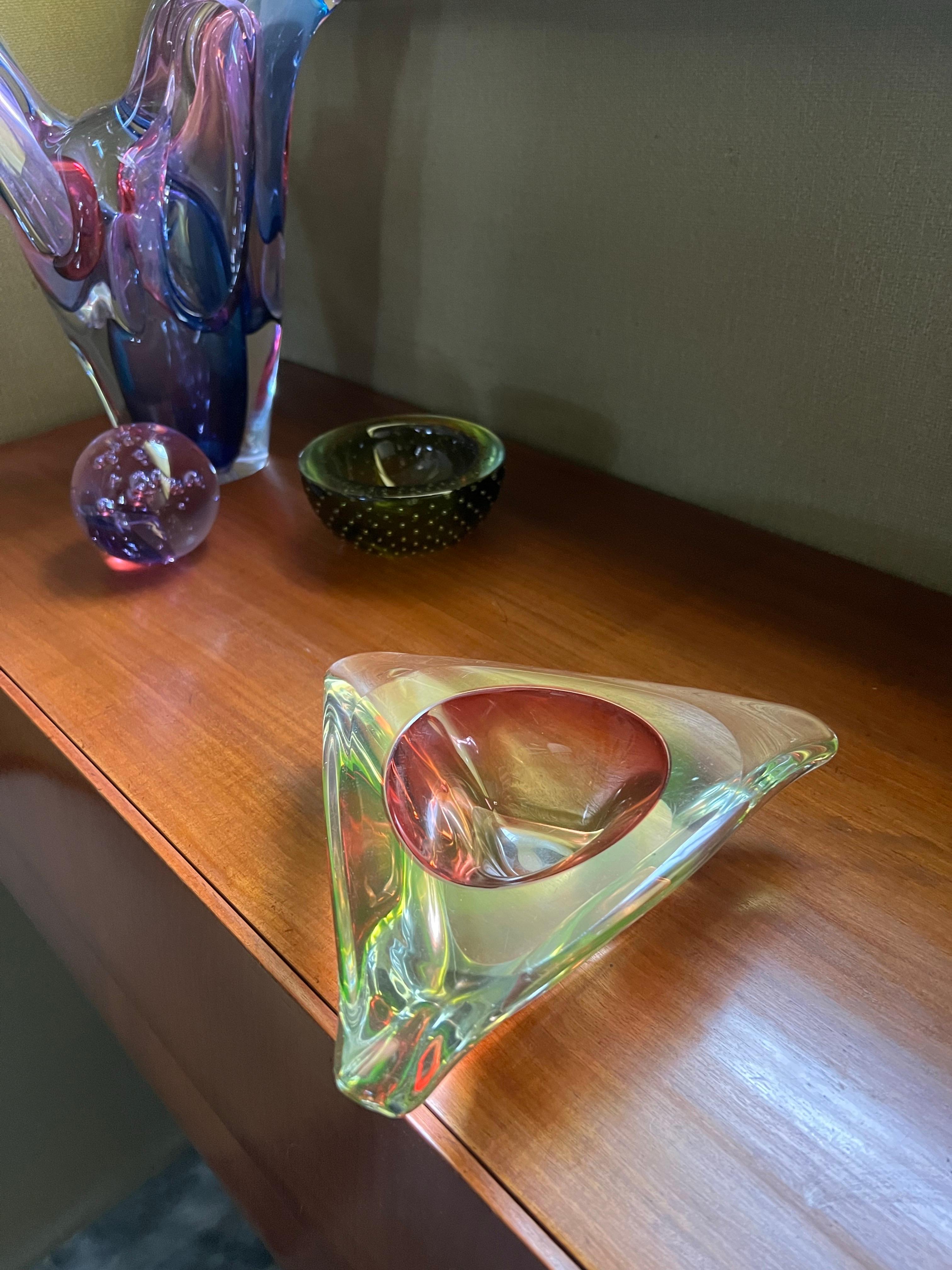 Dreieckige Murano-Akzentschale aus rotem, grünem und gelbem „Sommerso“-Glas im Angebot 8