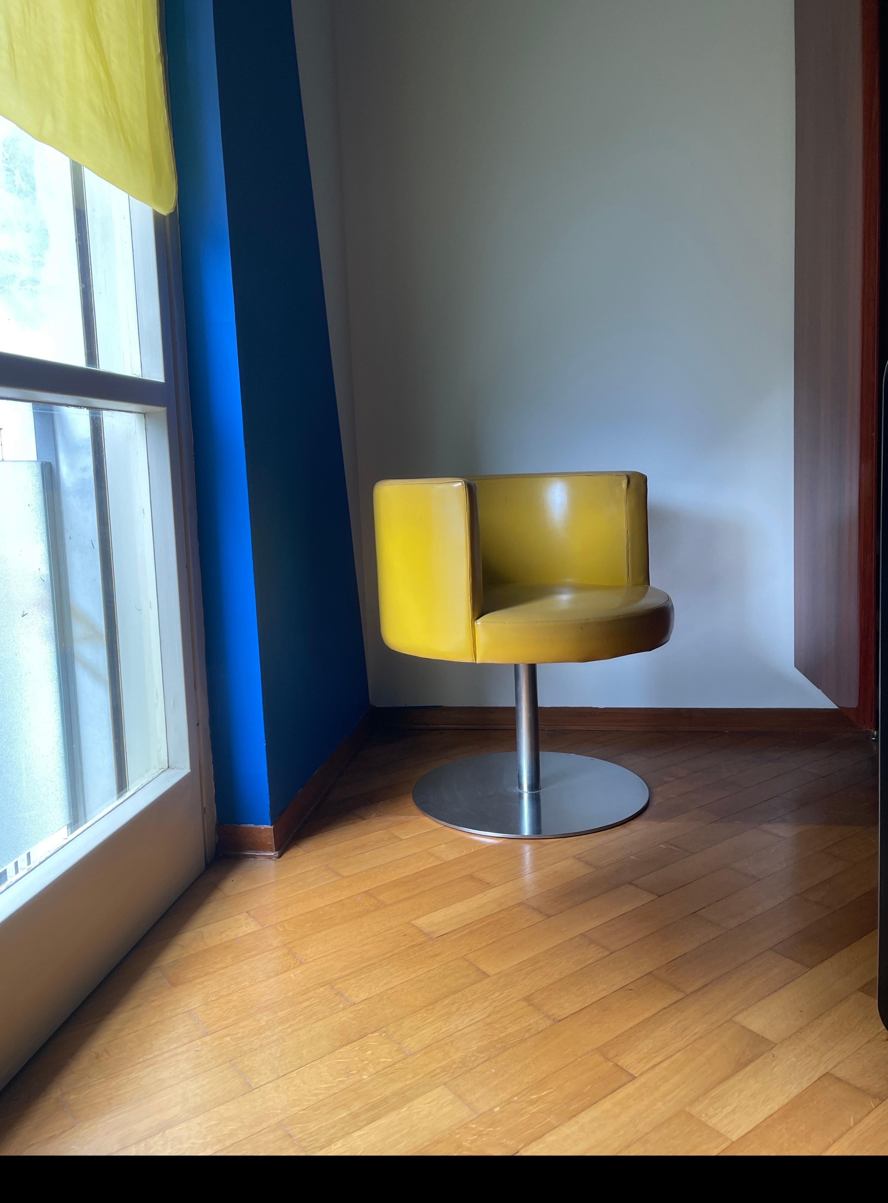 Silla giratoria acentuada de cuero amarillo de la era espacial italiana vintage de Antonia Astori en venta 1