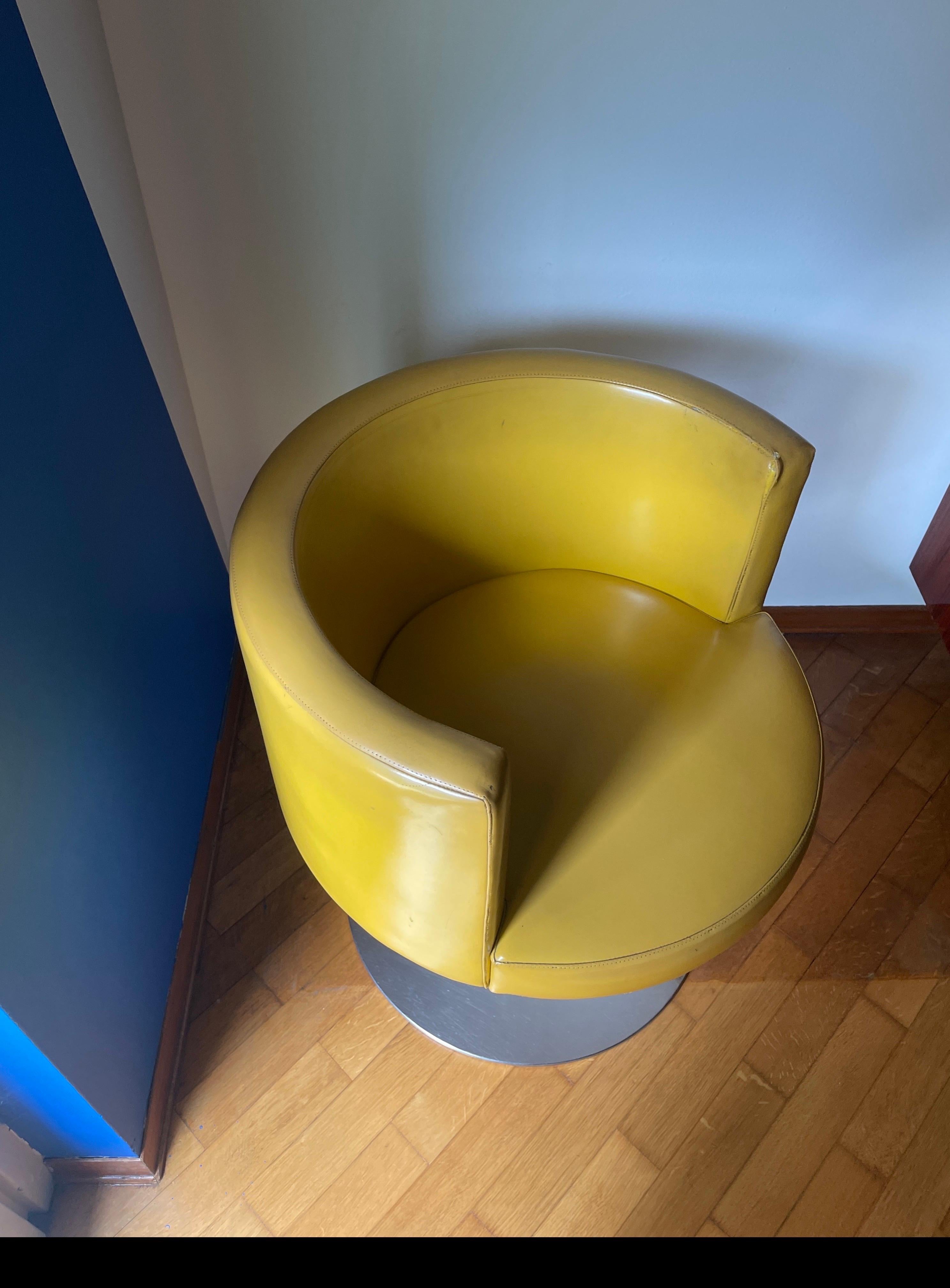 Silla giratoria acentuada de cuero amarillo de la era espacial italiana vintage de Antonia Astori en venta 3