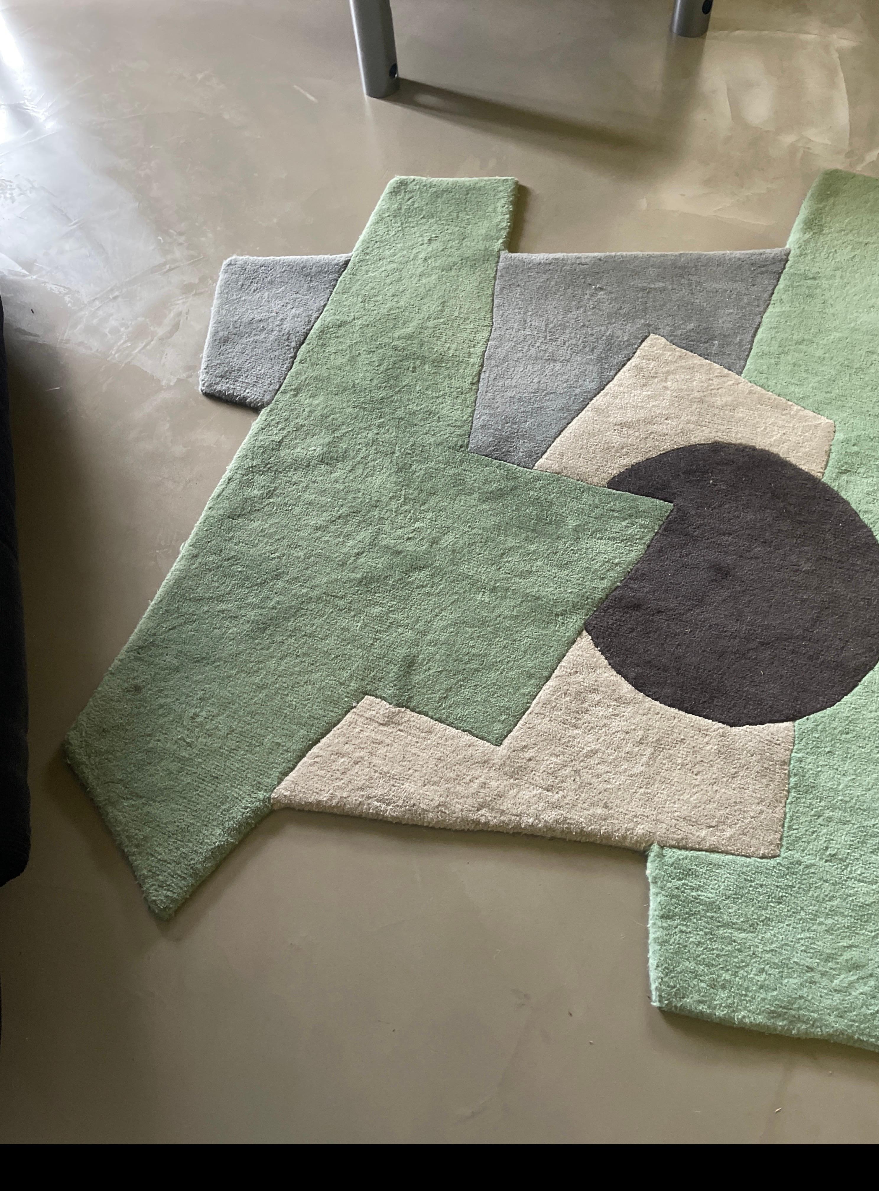 Alfombra geométrica colorida contemporánea del siglo XXI, lana trenzada a mano, tonos verdes en Excelente estado para la venta en Milano, IT