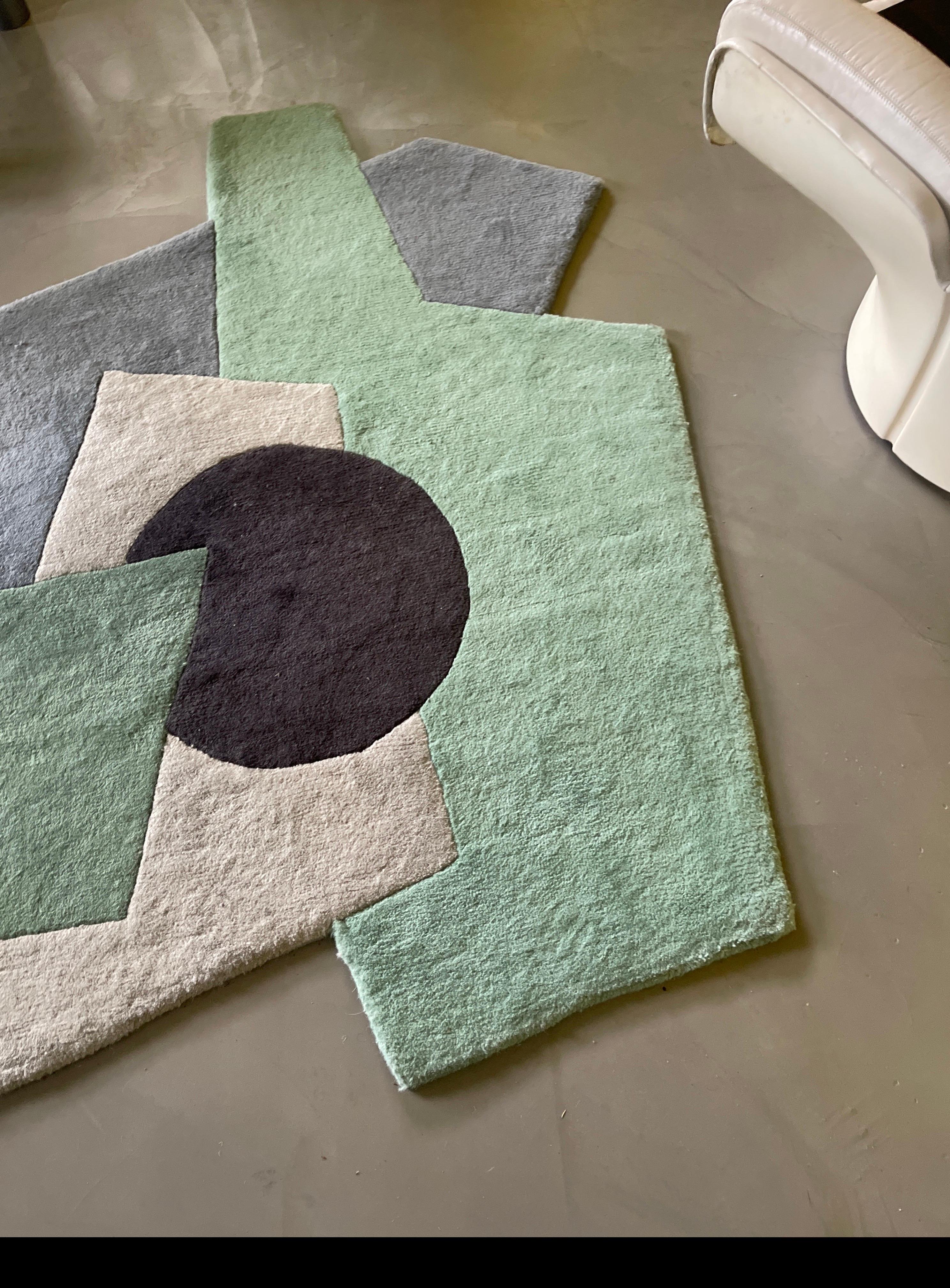Alfombra geométrica colorida contemporánea del siglo XXI, lana trenzada a mano, tonos verdes Siglo XXI y contemporáneo en venta