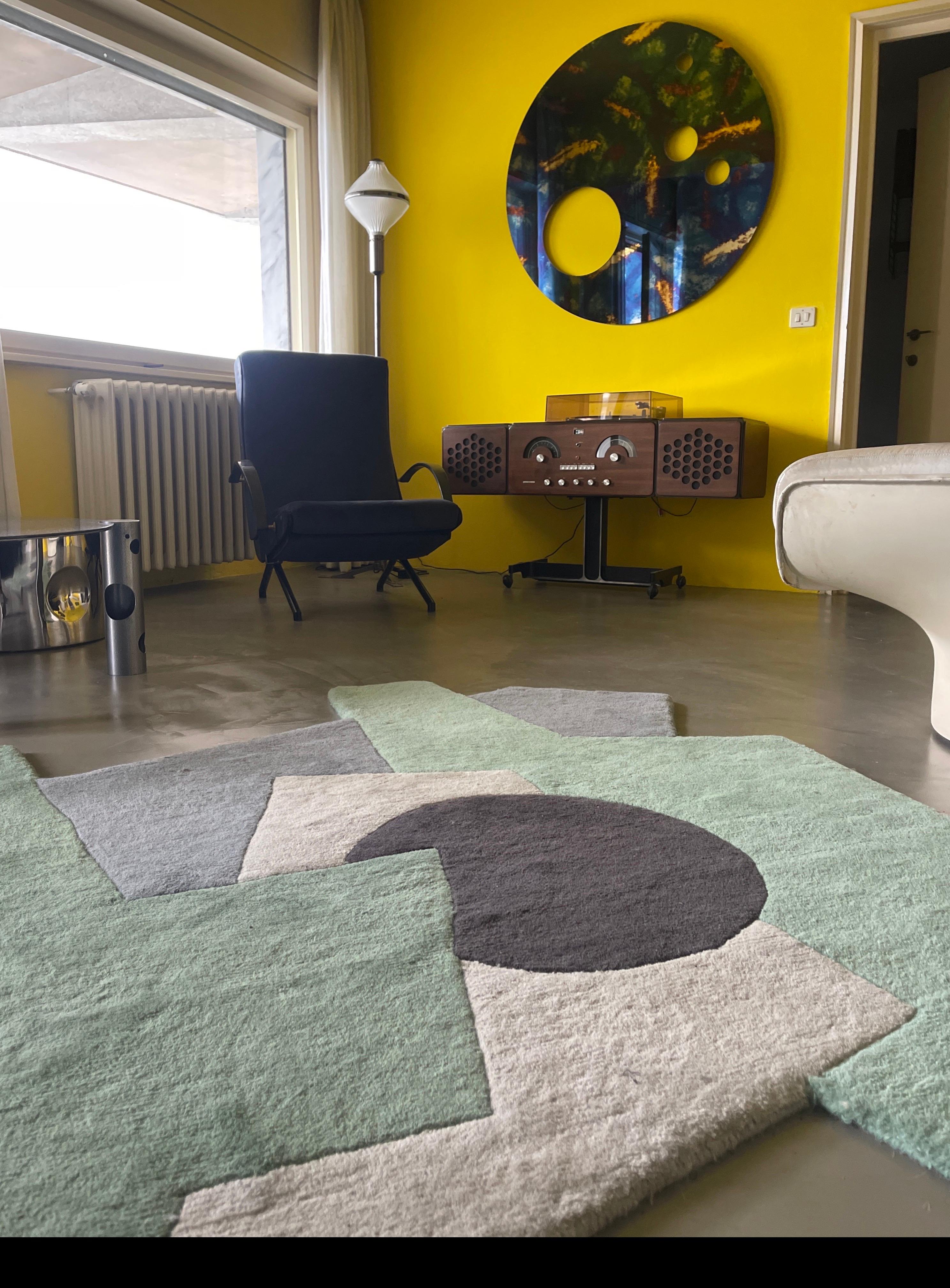 Alfombra geométrica colorida contemporánea del siglo XXI, lana trenzada a mano, tonos verdes Lana en venta