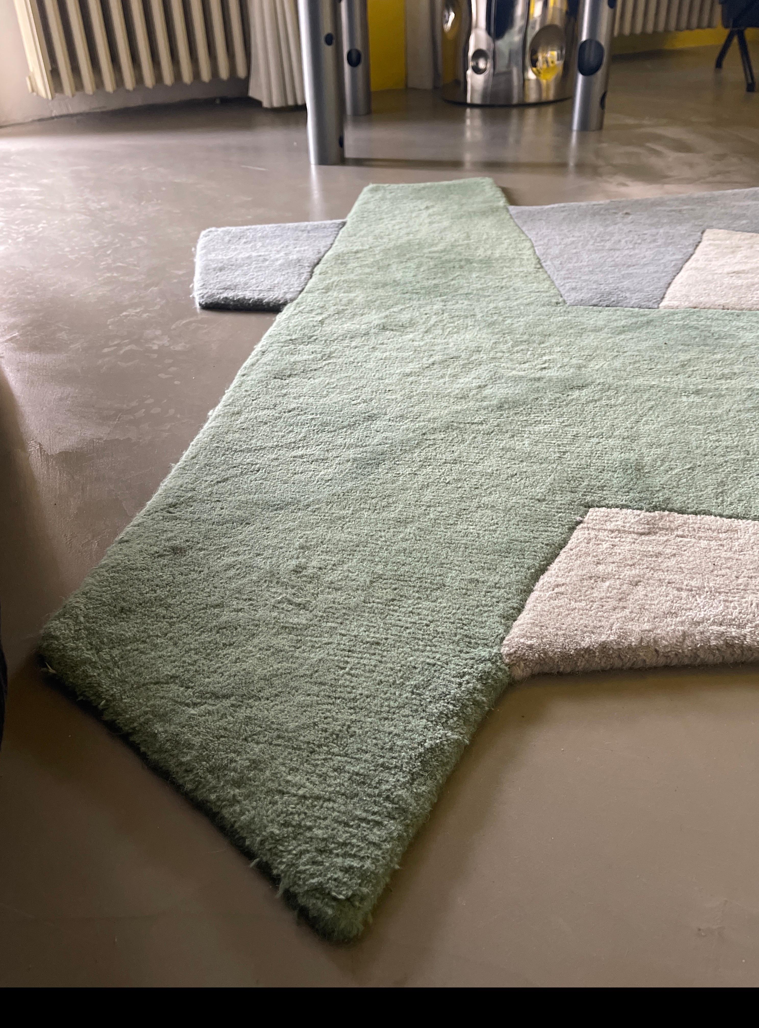 Alfombra geométrica colorida contemporánea del siglo XXI, lana trenzada a mano, tonos verdes en venta 1
