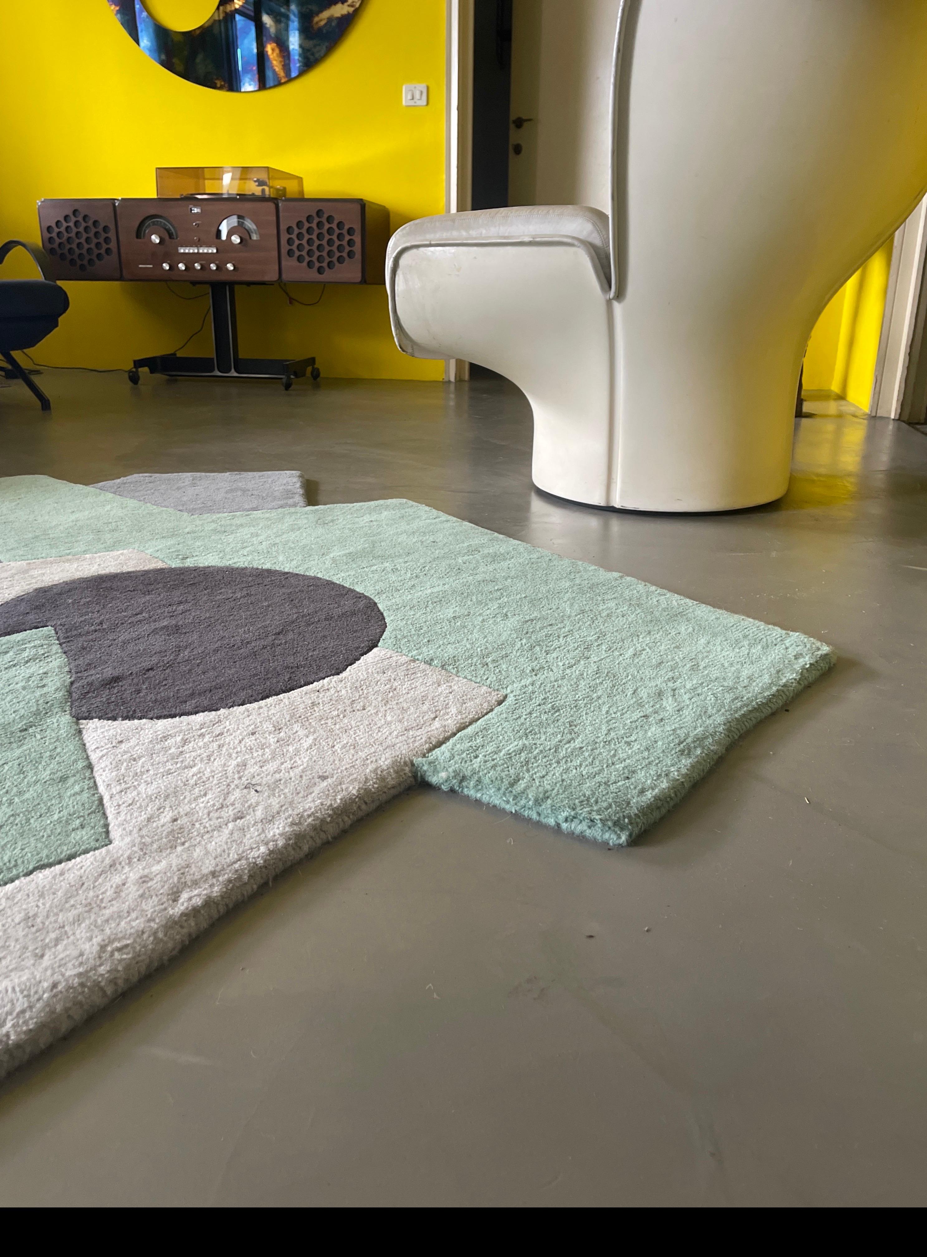 Alfombra geométrica colorida contemporánea del siglo XXI, lana trenzada a mano, tonos verdes en venta 2