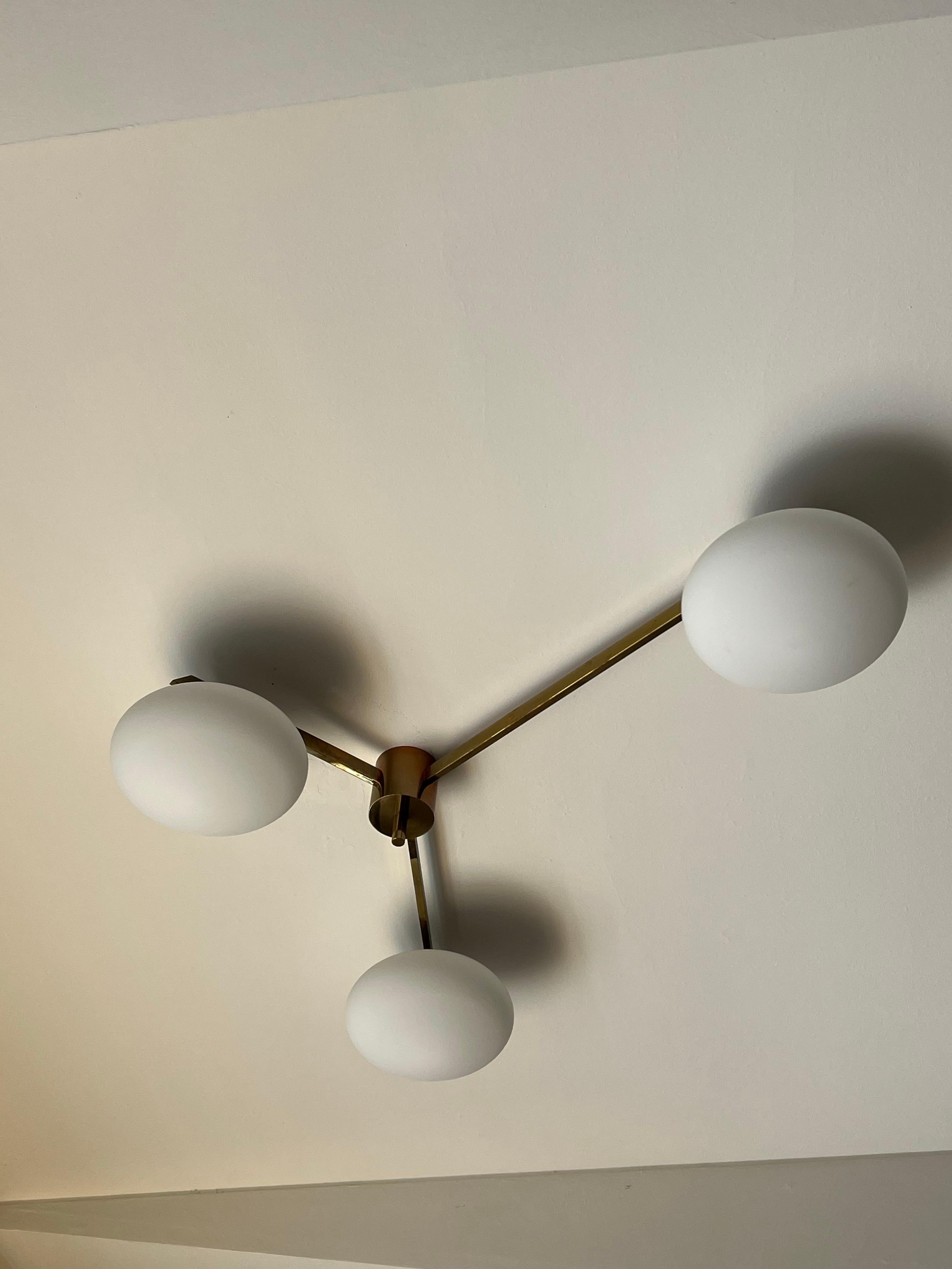 Lustre italien du milieu du siècle en laiton Angelo Lelii