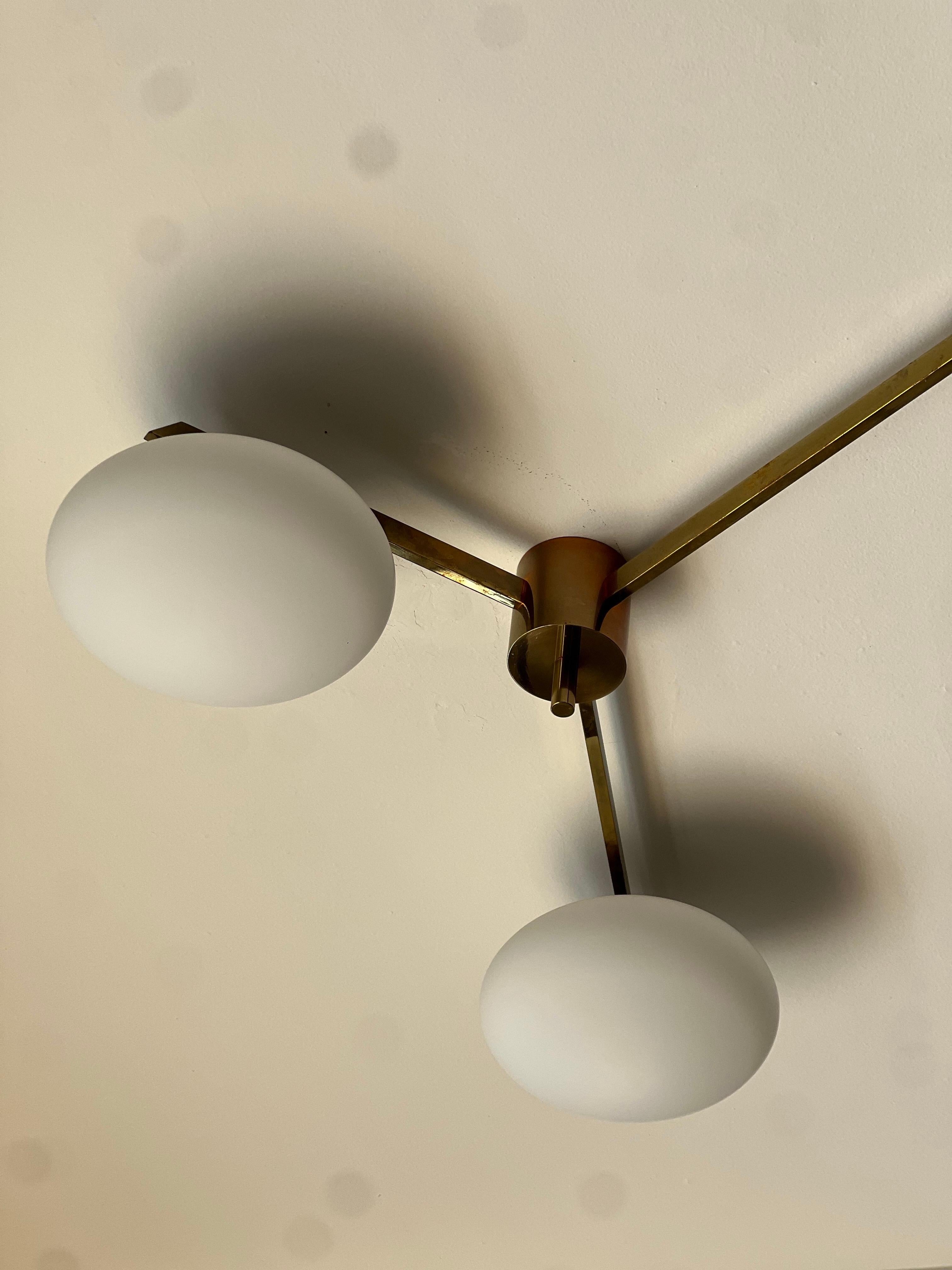 Lustre italien du milieu du siècle en laiton Angelo Lelii en vente 4