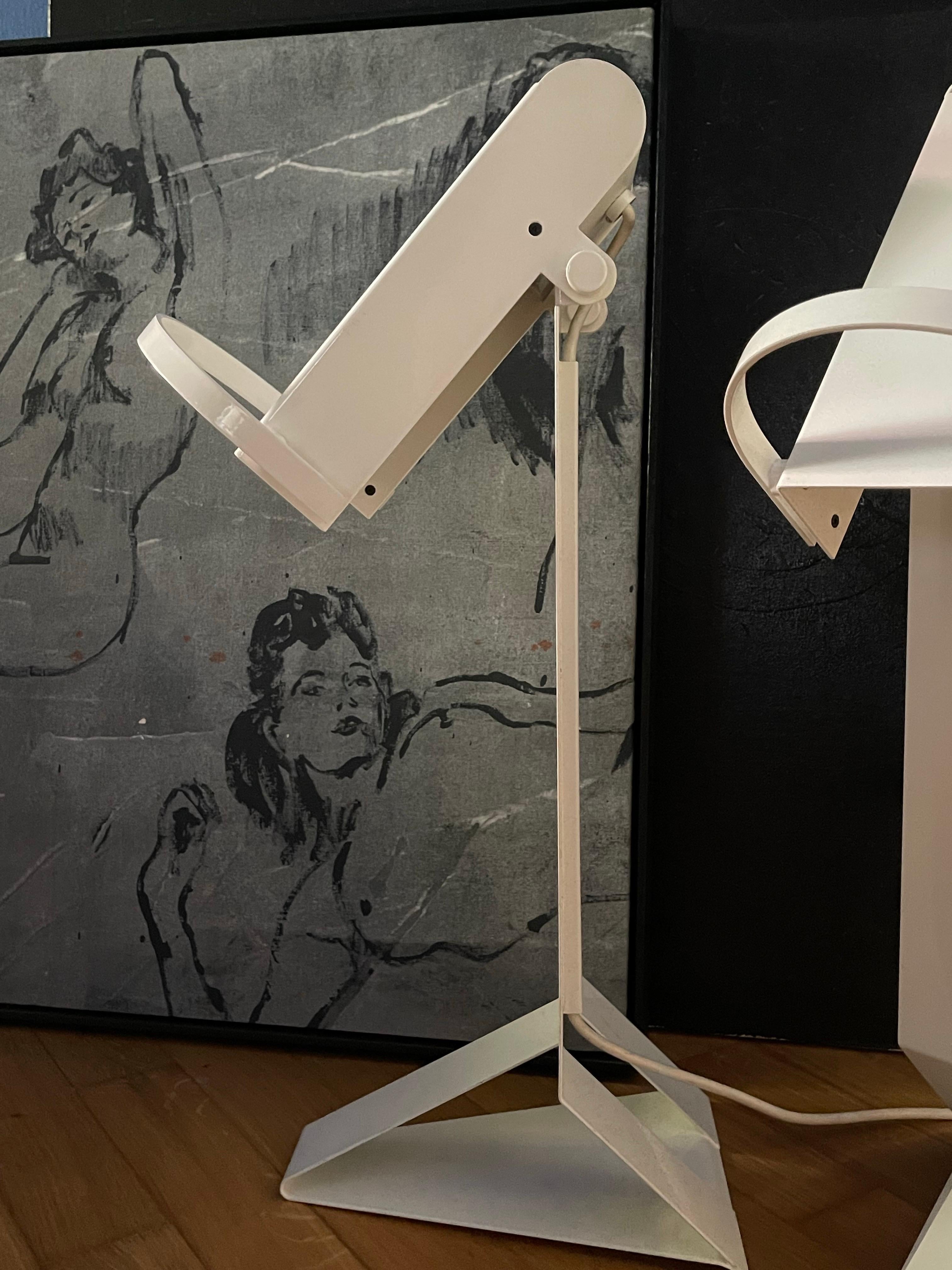 Pareja de Loft Postmoderno Italiano Vintage  Lámparas de mesa de metal en venta 4