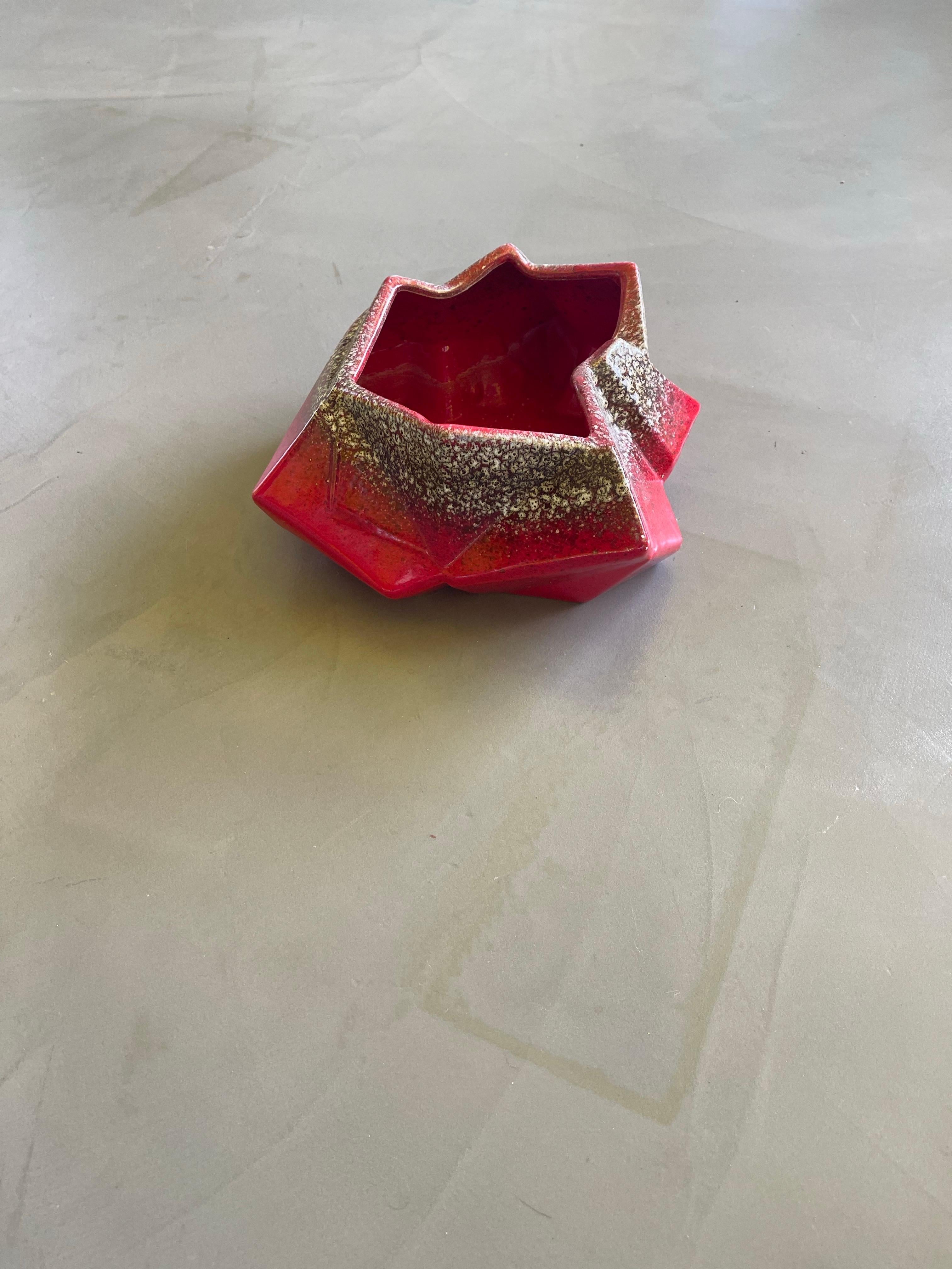 Bol/plateau de VALet en céramique rouge abstrait peint à la main, fabriqué en Italie, 1970 Bon état - En vente à Milano, IT