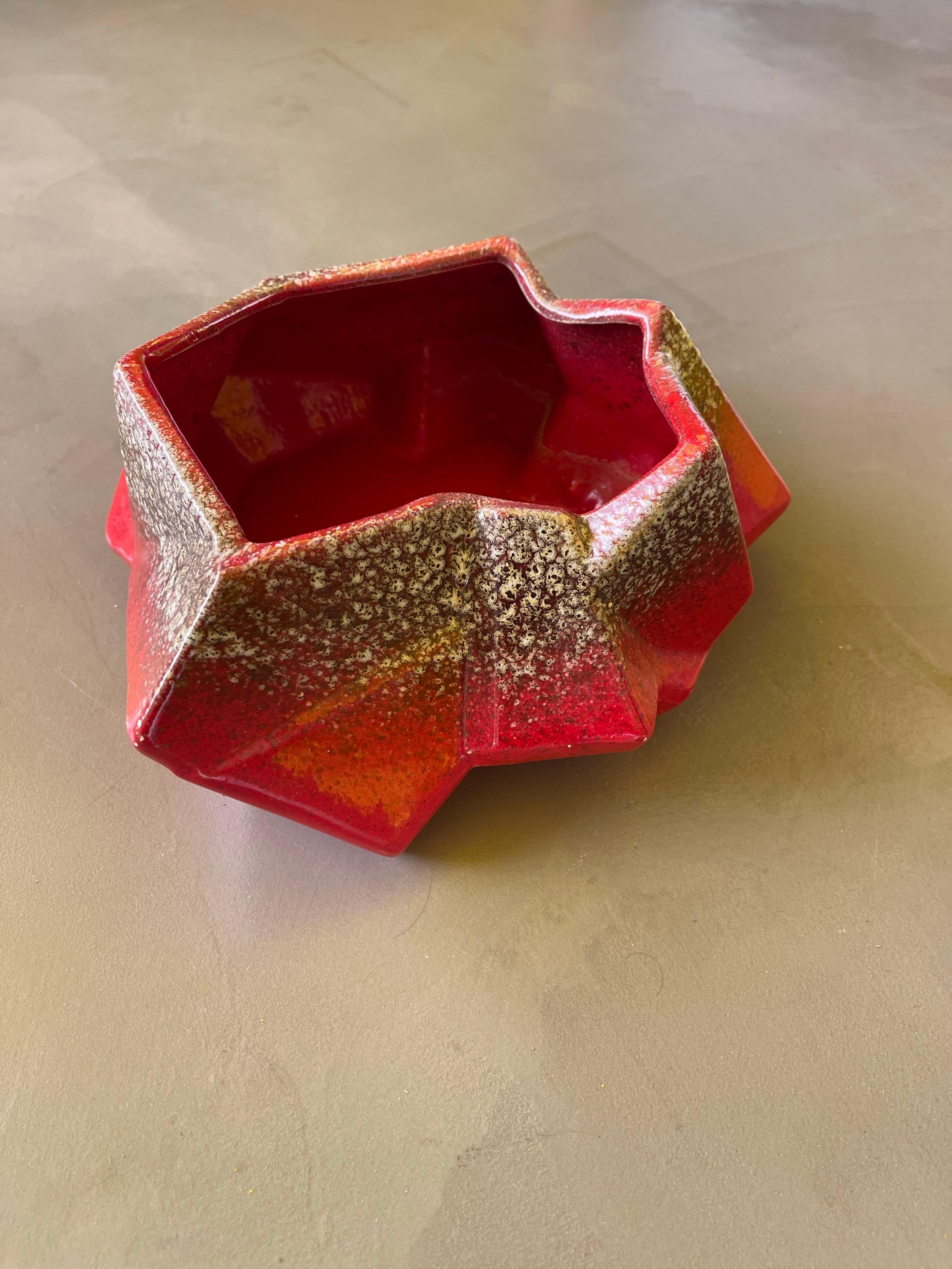 Fin du 20e siècle Bol/plateau de VALet en céramique rouge abstrait peint à la main, fabriqué en Italie, 1970 en vente