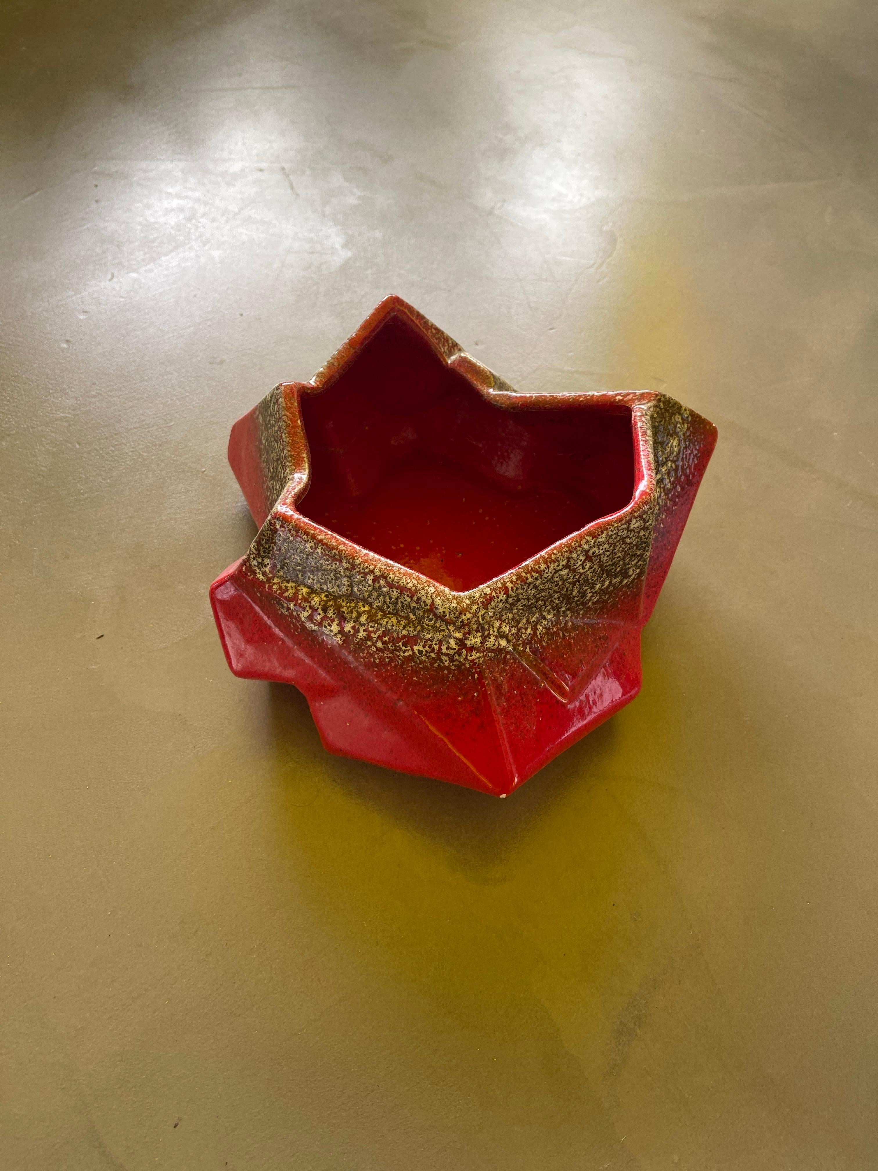 Céramique Bol/plateau de VALet en céramique rouge abstrait peint à la main, fabriqué en Italie, 1970 en vente