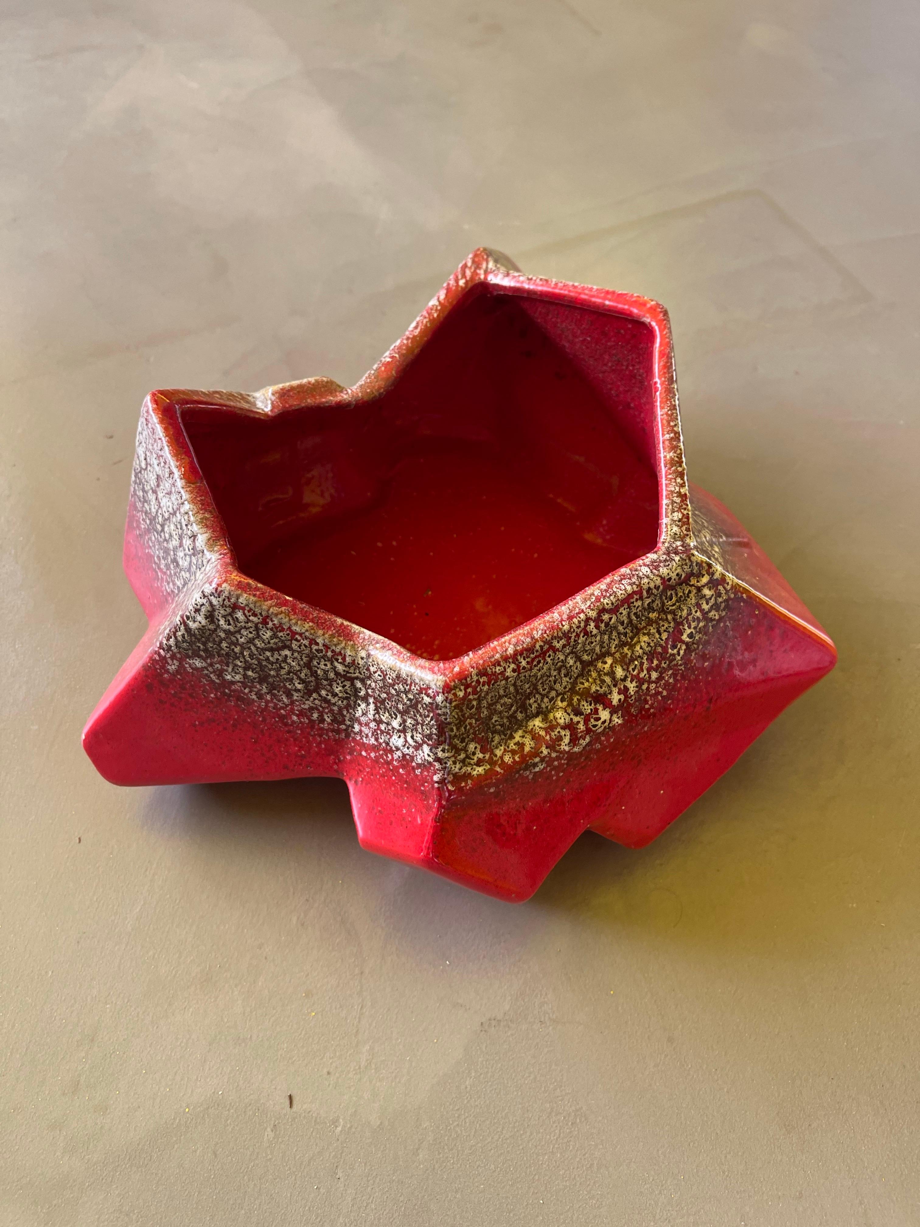 Bol/plateau de VALet en céramique rouge abstrait peint à la main, fabriqué en Italie, 1970 en vente 1