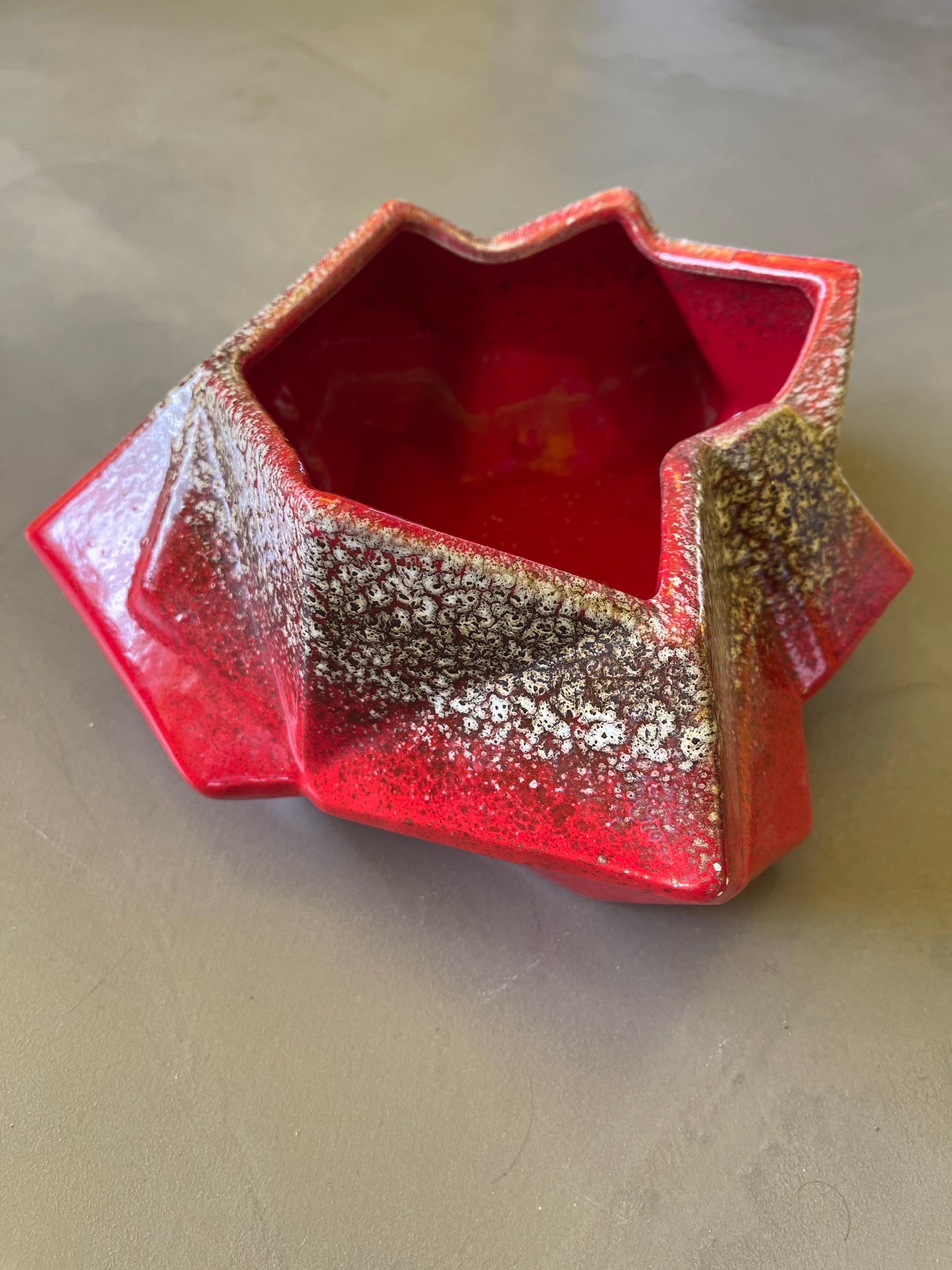 Bol/plateau de VALet en céramique rouge abstrait peint à la main, fabriqué en Italie, 1970 en vente 2