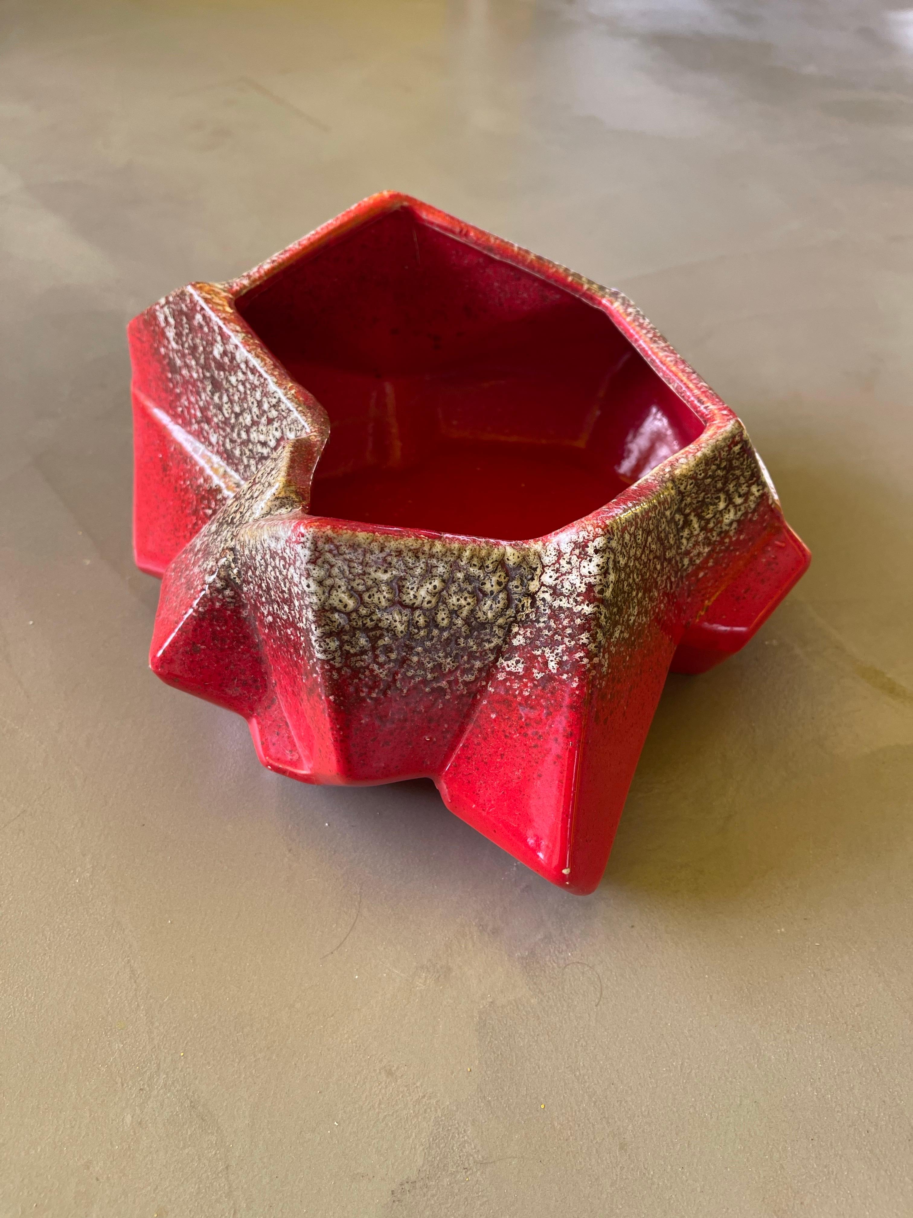 Bol/plateau de VALet en céramique rouge abstrait peint à la main, fabriqué en Italie, 1970 en vente 3