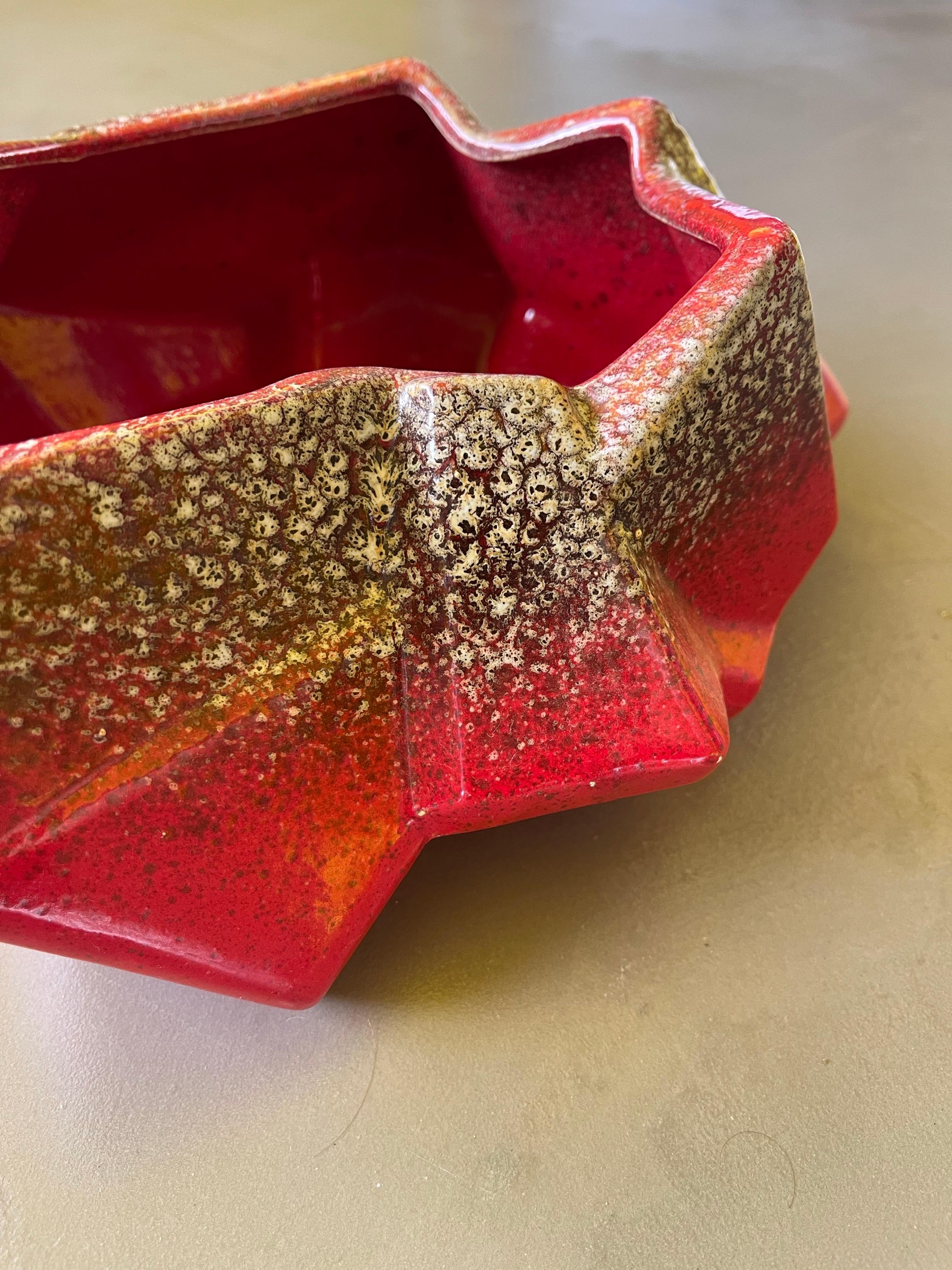 Bol/plateau de VALet en céramique rouge abstrait peint à la main, fabriqué en Italie, 1970 en vente 4