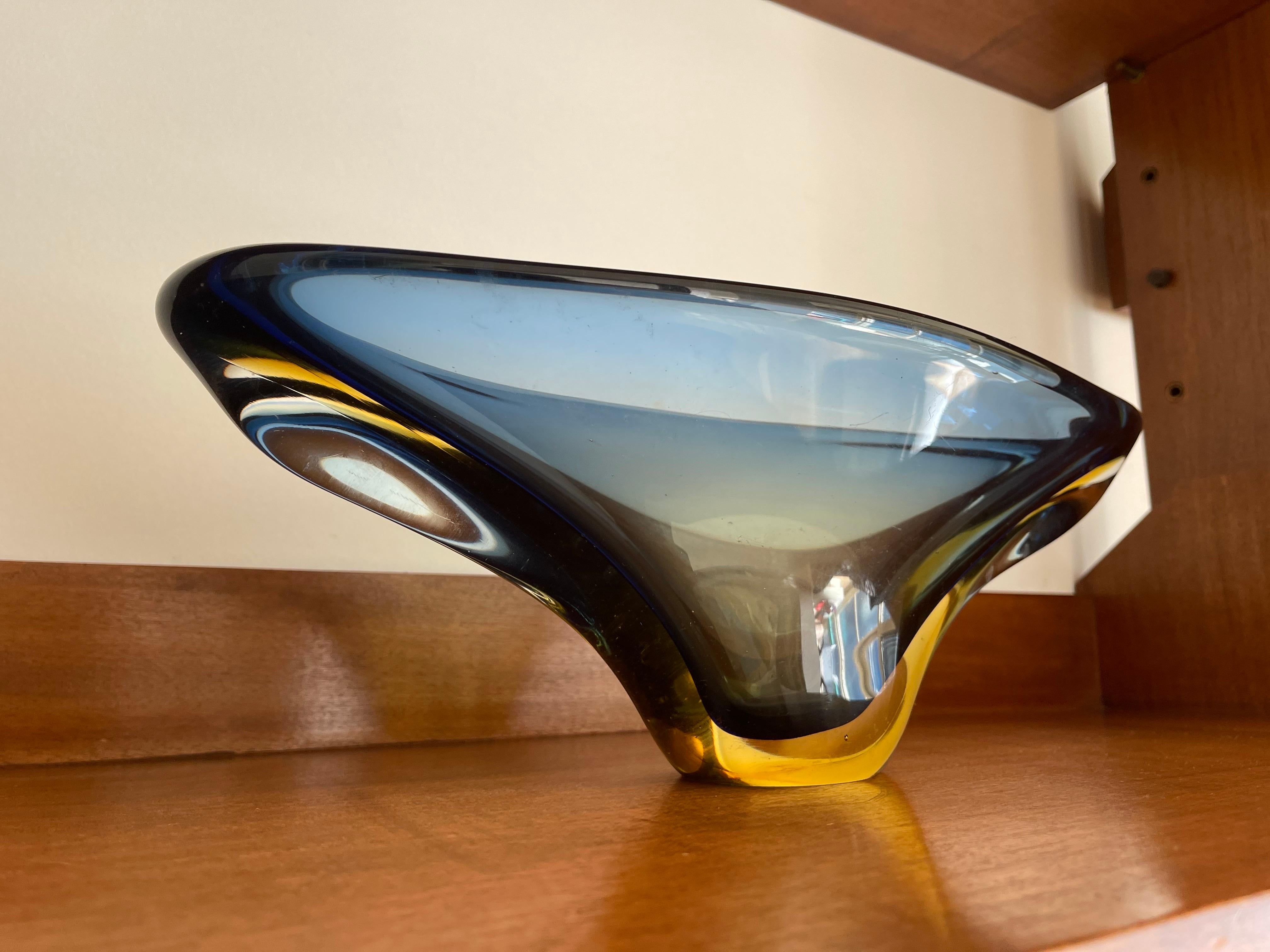 Milieu du XXe siècle Grand bol Murano bleu et jaune Sommerso, style Flavio Poli en vente