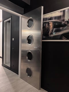 Porta contemporanea in metallo su misura in acciaio inox Spinzi con oblò rotondi