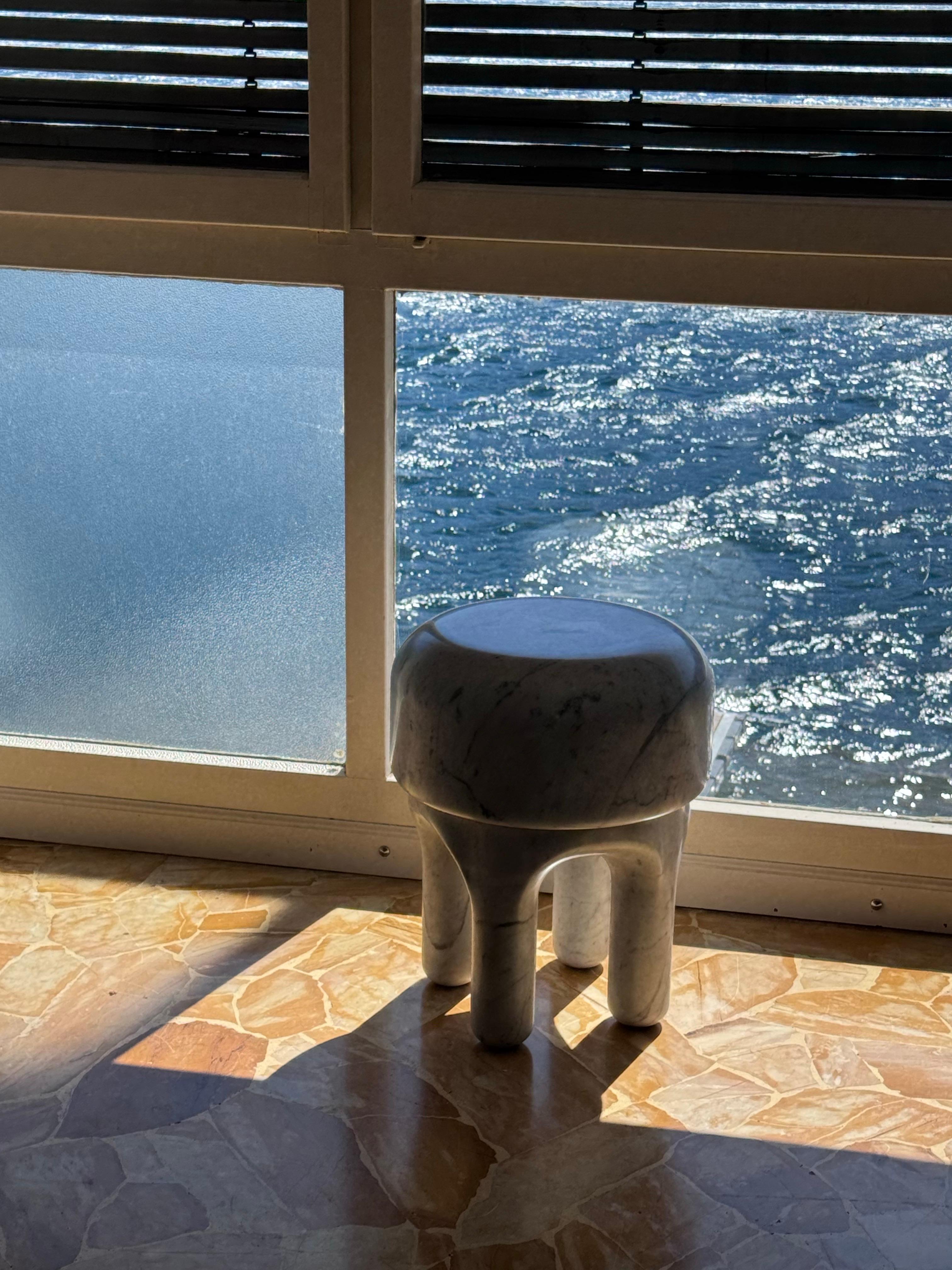 Beistelltisch aus weißem Carrara-Marmor – Sammlerstück italienisches Design, Marmorskulptur im Angebot