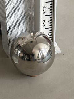 Edelstahl-Kugelskulptur aus dem späten 20. Jahrhundert – Dekoration im Space-Age-Stil