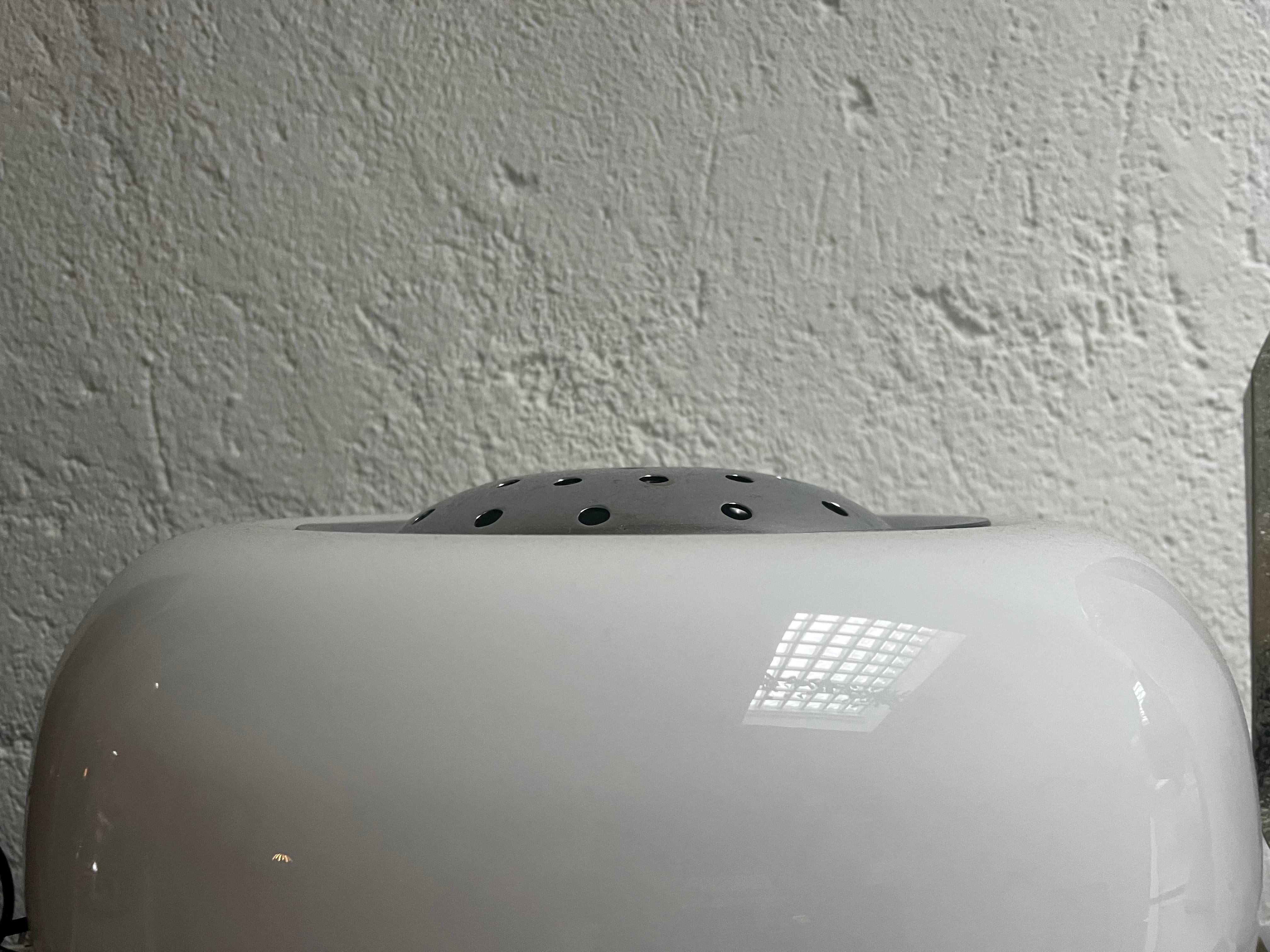Grande lampe de table italienne vintage en verre opalin, années 1970 en vente 1