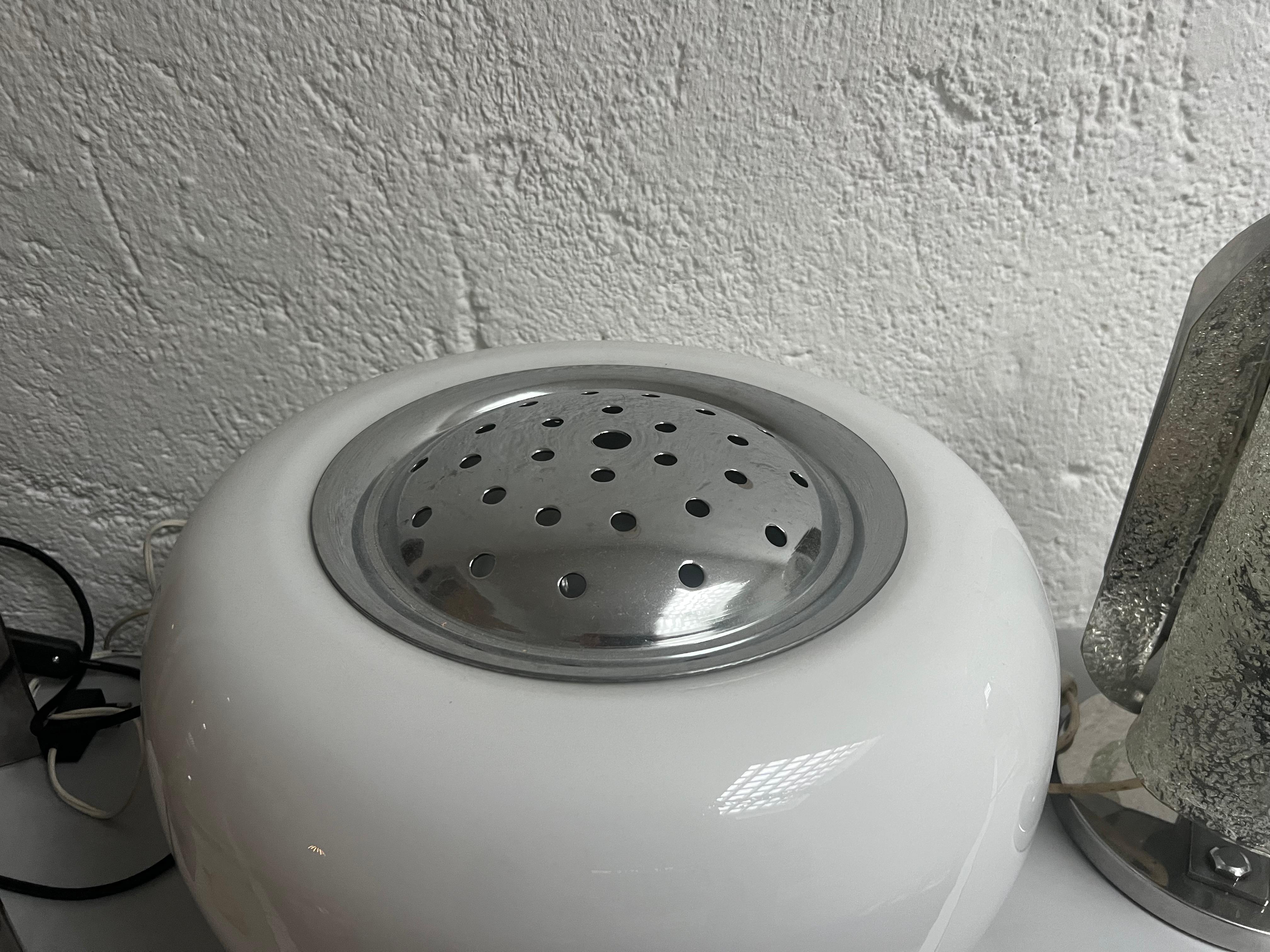 Grande lampe de table italienne vintage en verre opalin, années 1970 en vente 2