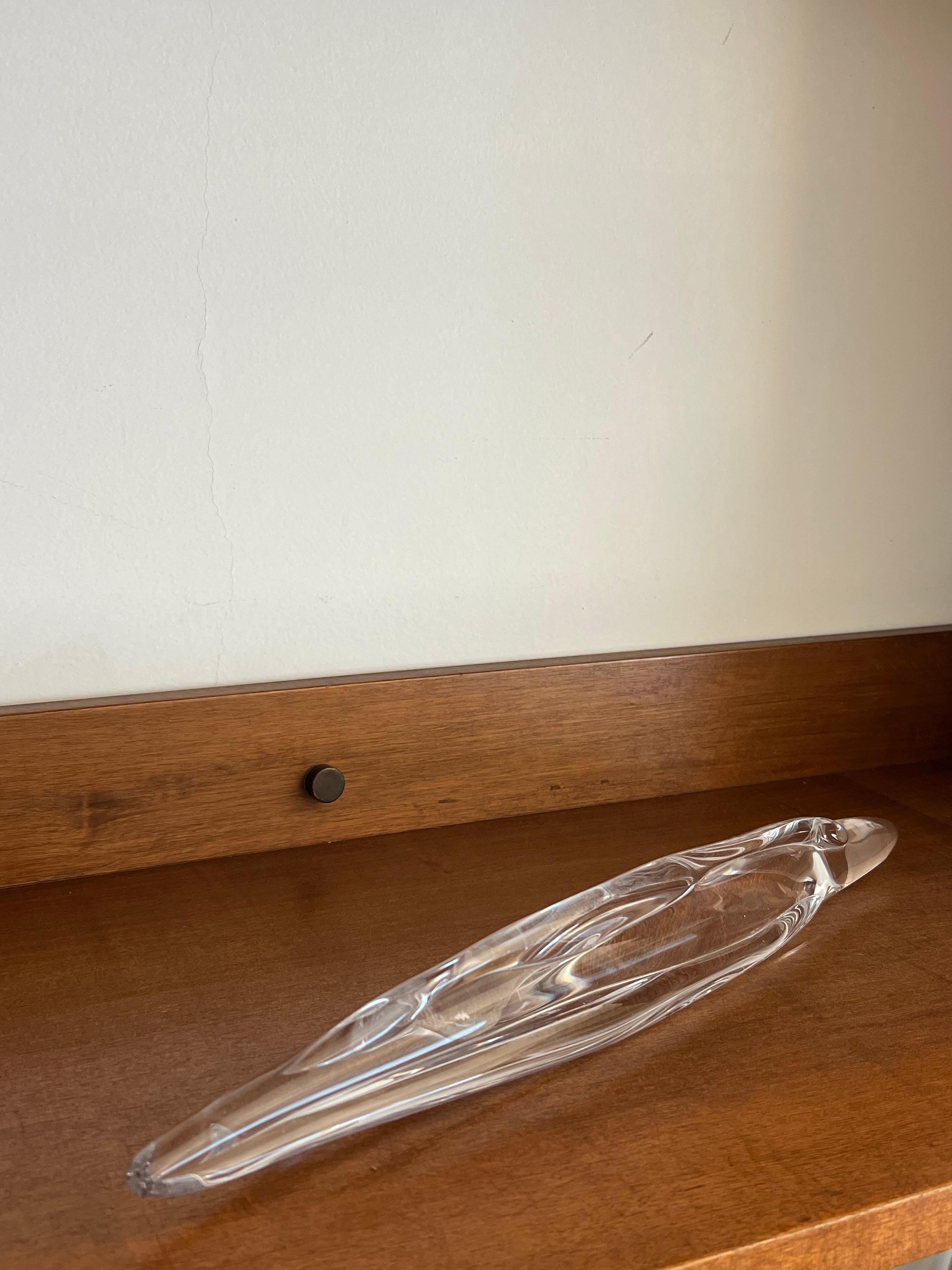 Fermacarte decorativo in vetro trasparente di Murano, accessorio sottile da scrivania 

Un pesante, divertente e decorativo bicchiere in vetro trasparente di Murano  accessorio fermacarte per la tua scrivania che  in determinate condizioni di luce,