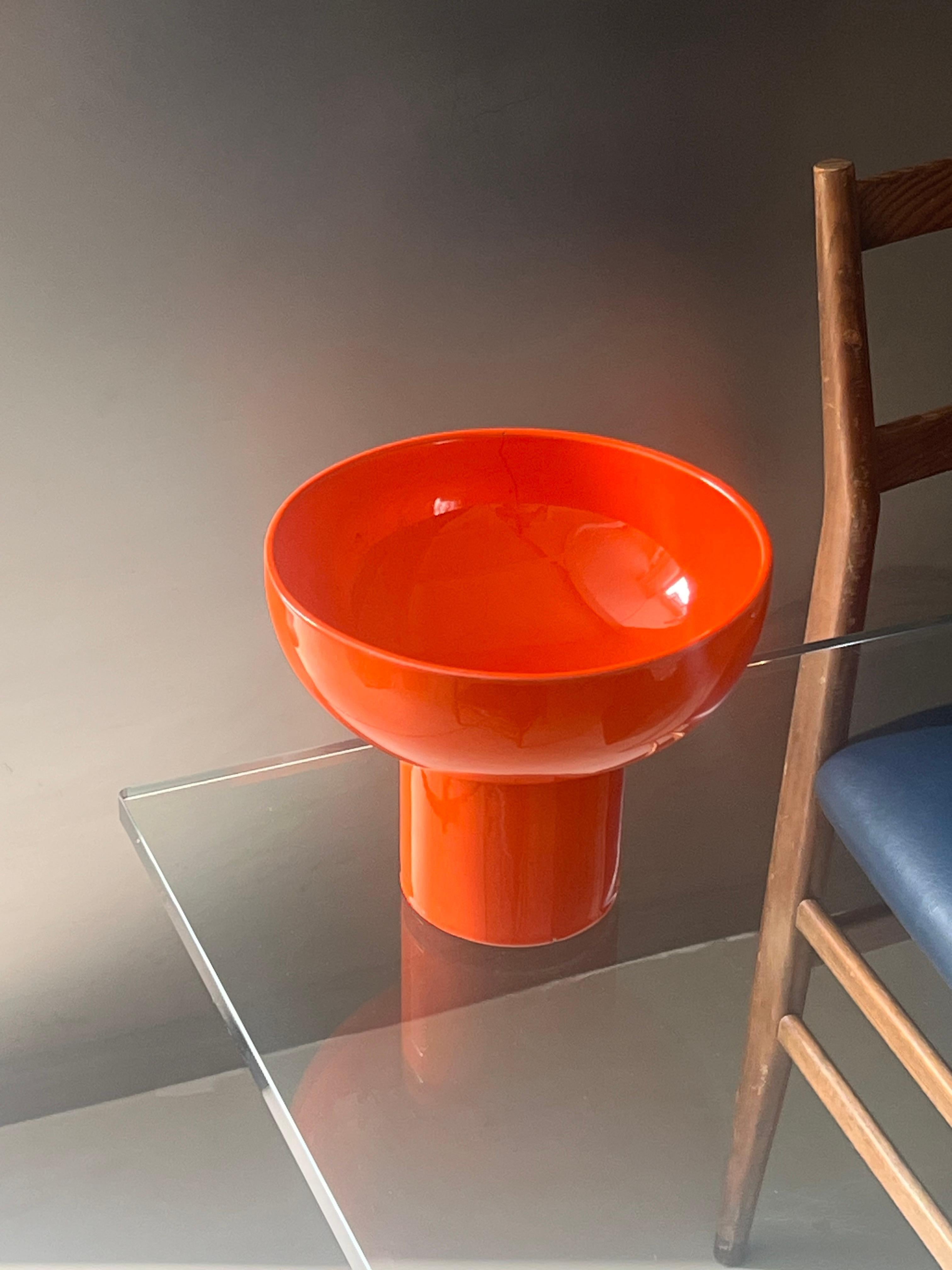 Vaso scultura in ceramica di Gabbianelli realizzato in Italia negli anni '60, 
Smaltato in arancione brillante, è un pezzo iconico che arreda qualsiasi libreria o tavolo da caffè,
buone condizioni con qualche piccola ammaccatura o crepa per il