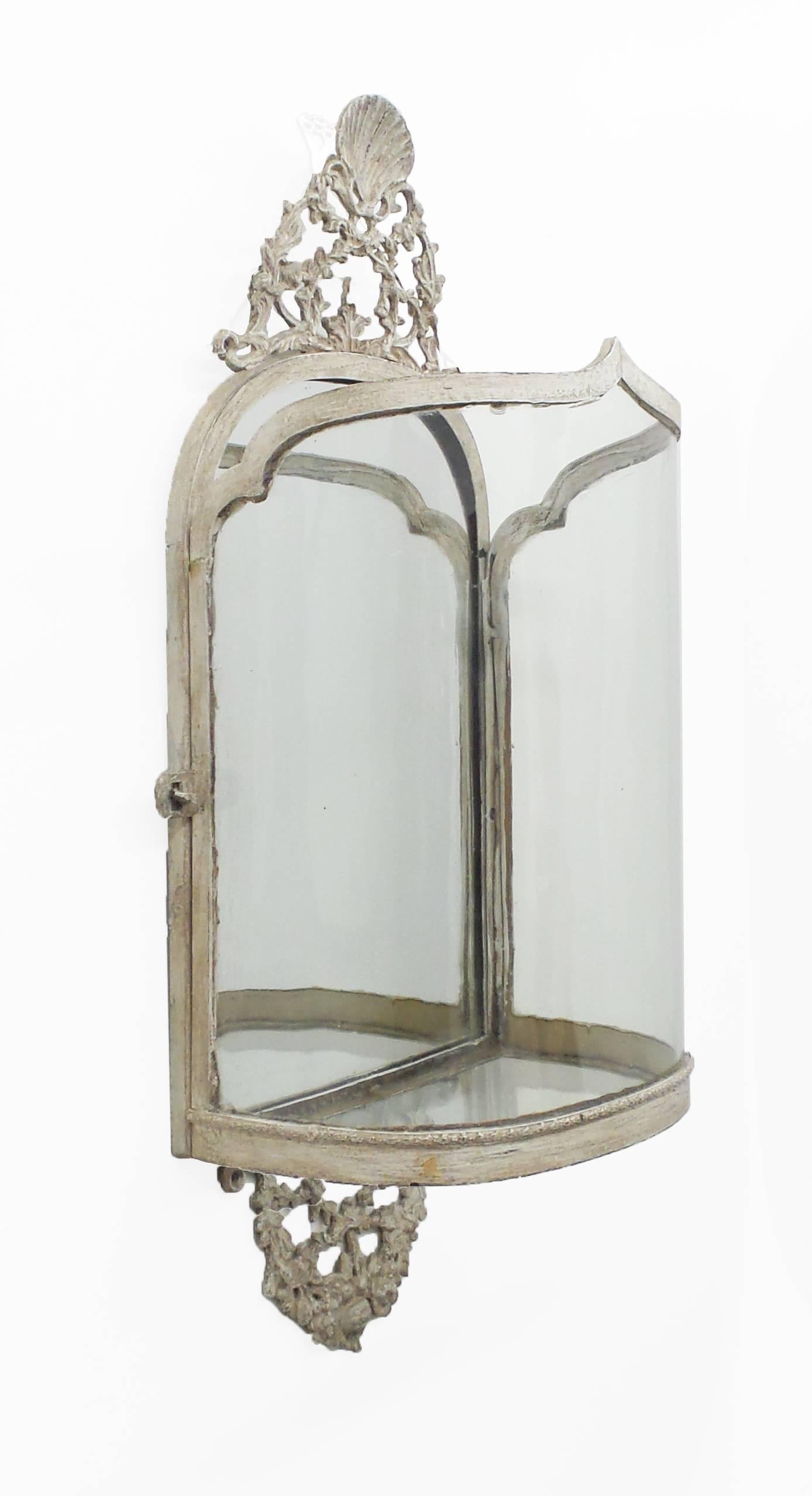 Queen Anne Style Wall Lantern In Excellent Condition For Sale In Long Island City, NY