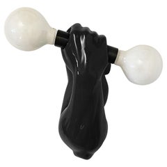Applique in ceramica “Weightlifter”, braccio muscoloso con manubrio, di J.C. Peiré, anni '80