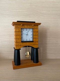 Reloj de sobremesa posmoderno diseñado por Michael Graves para Alessi, década de los 80