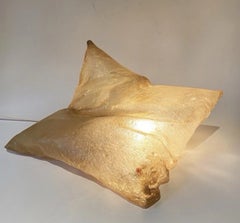 Lampe de table sculpturale « Cushion » en résine de fibre de verre, par Hajime Goto, Japon, années 1980