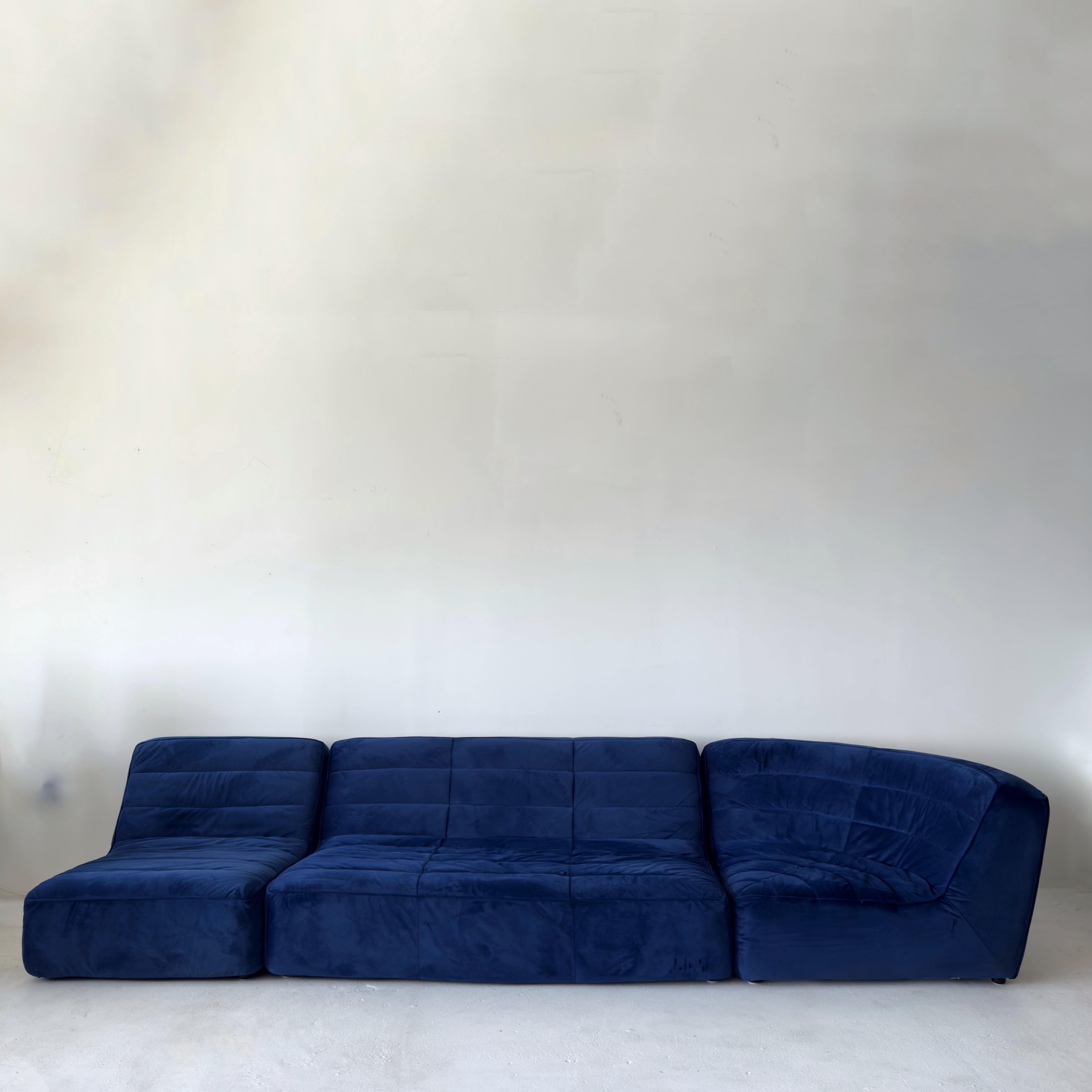modular seccional Timothy Oulton, 3 piezas, terciopelo azul Moderno de mediados de siglo en venta