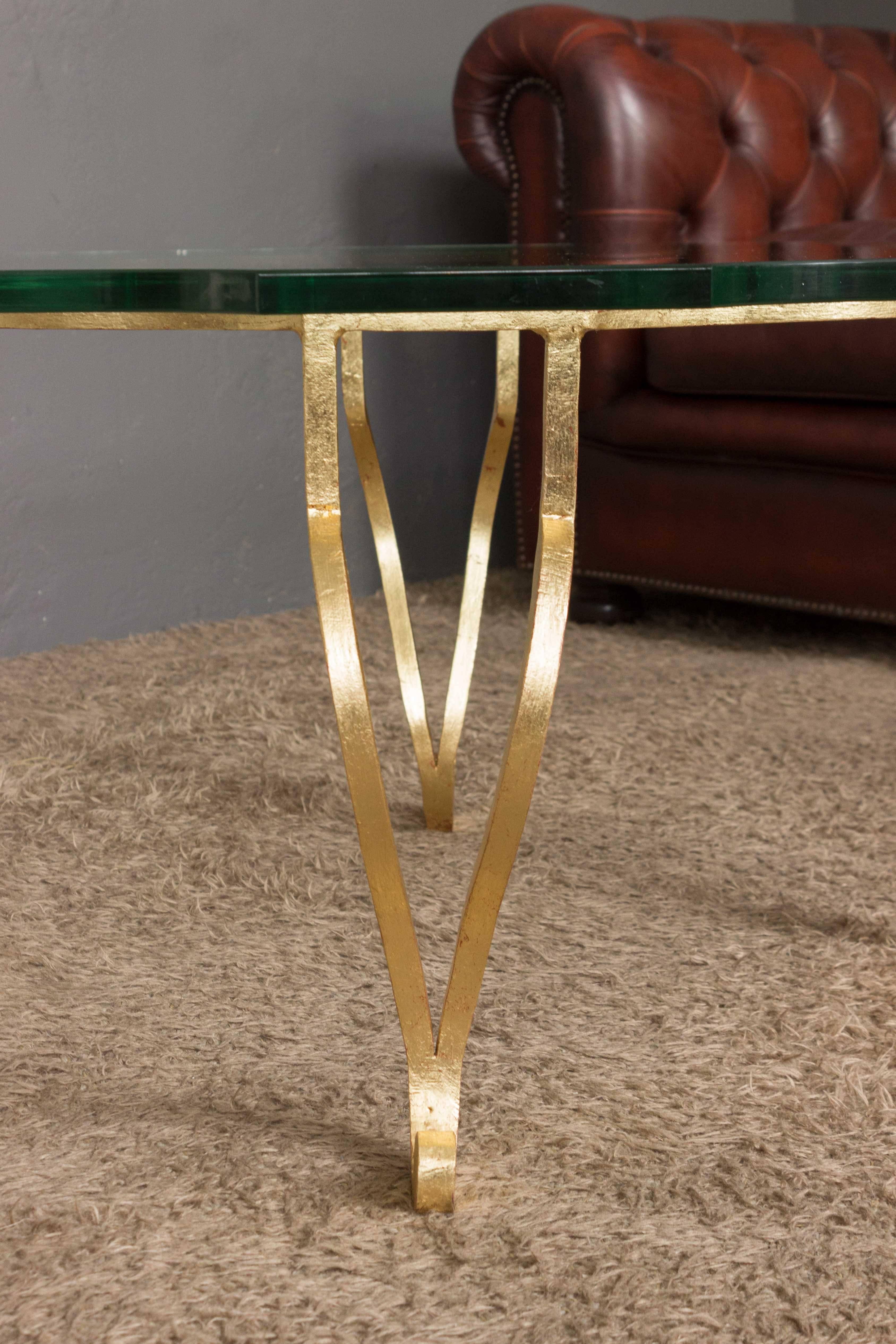 Doré Table basse italienne en fer doré des années 1940 avec verre transparent en vente