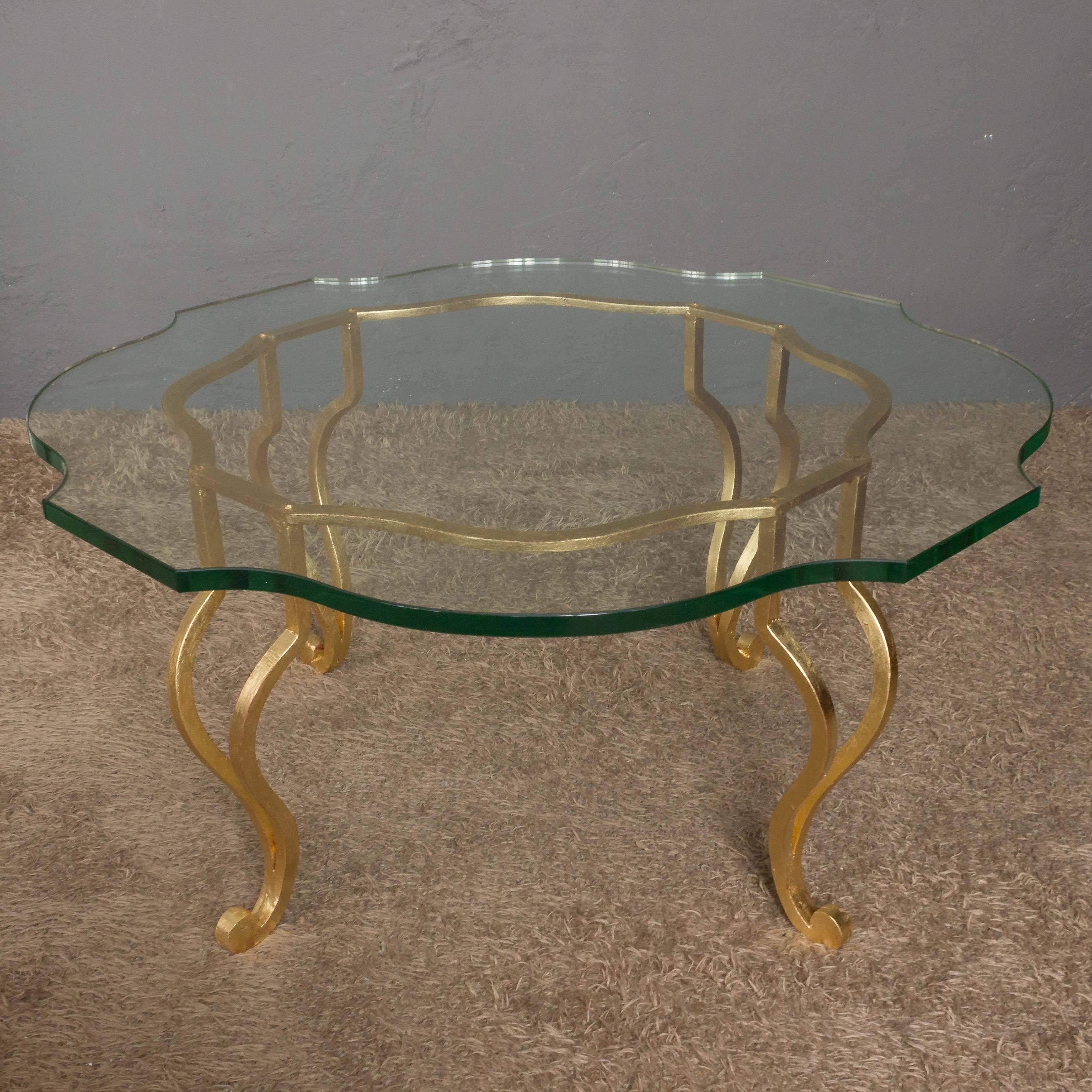 Milieu du XXe siècle Table basse italienne en fer doré des années 1940 avec verre transparent en vente