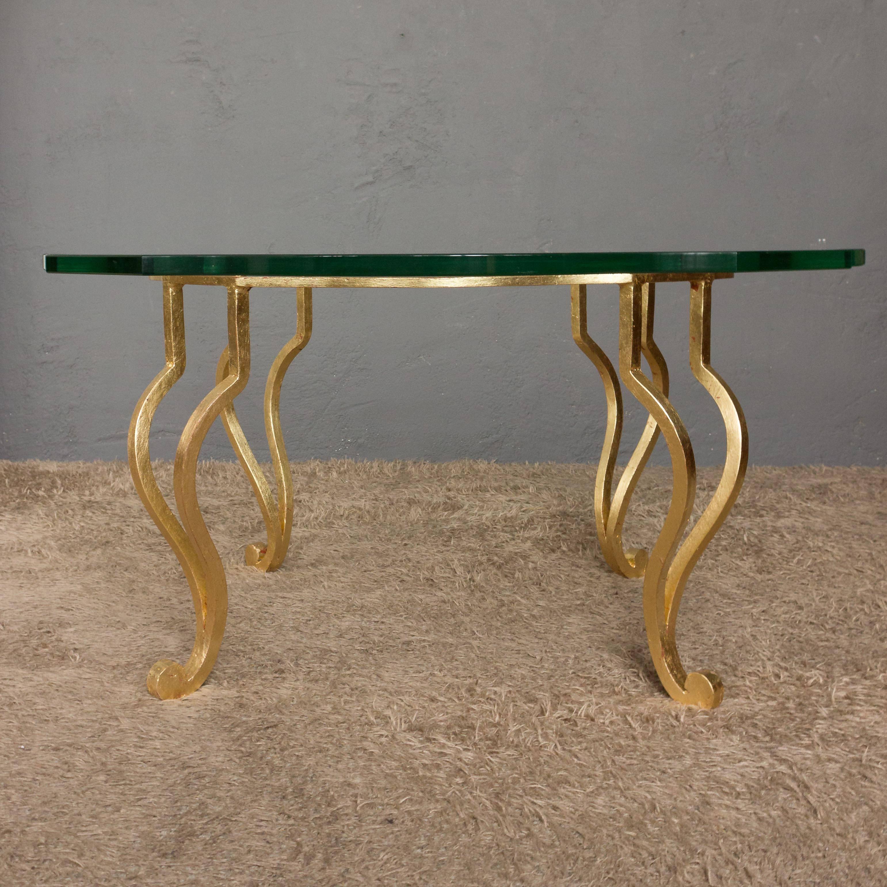 Art déco Table basse italienne en fer doré des années 1940 avec verre transparent en vente