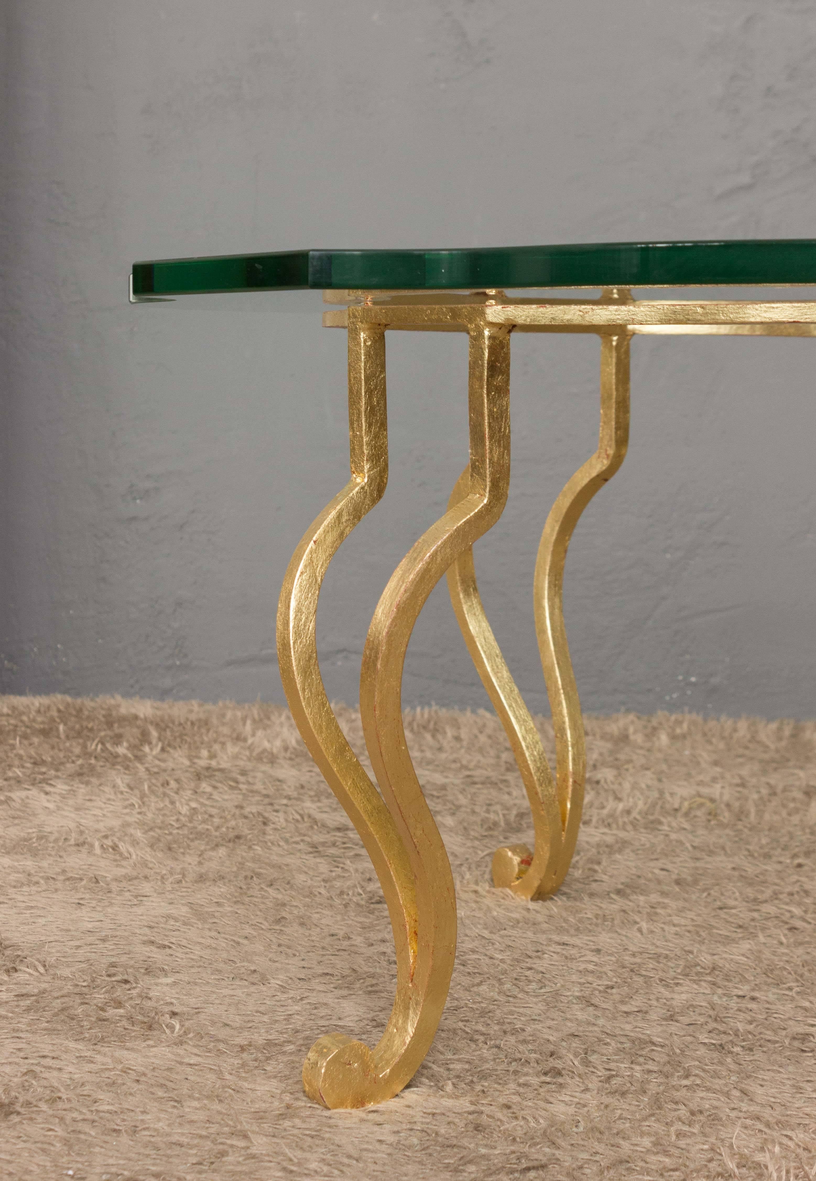 Fer Table basse italienne en fer doré des années 1940 avec verre transparent en vente