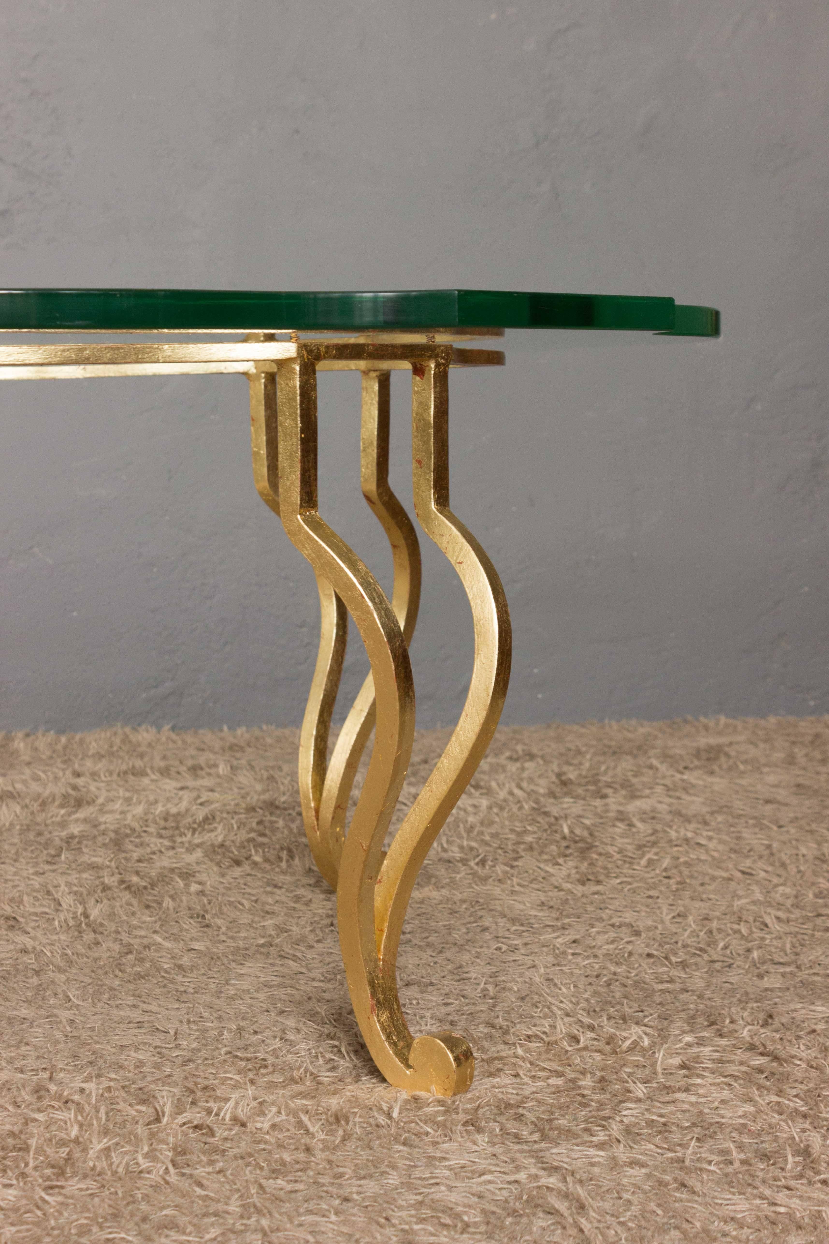Table basse italienne en fer doré des années 1940 avec verre transparent en vente 1