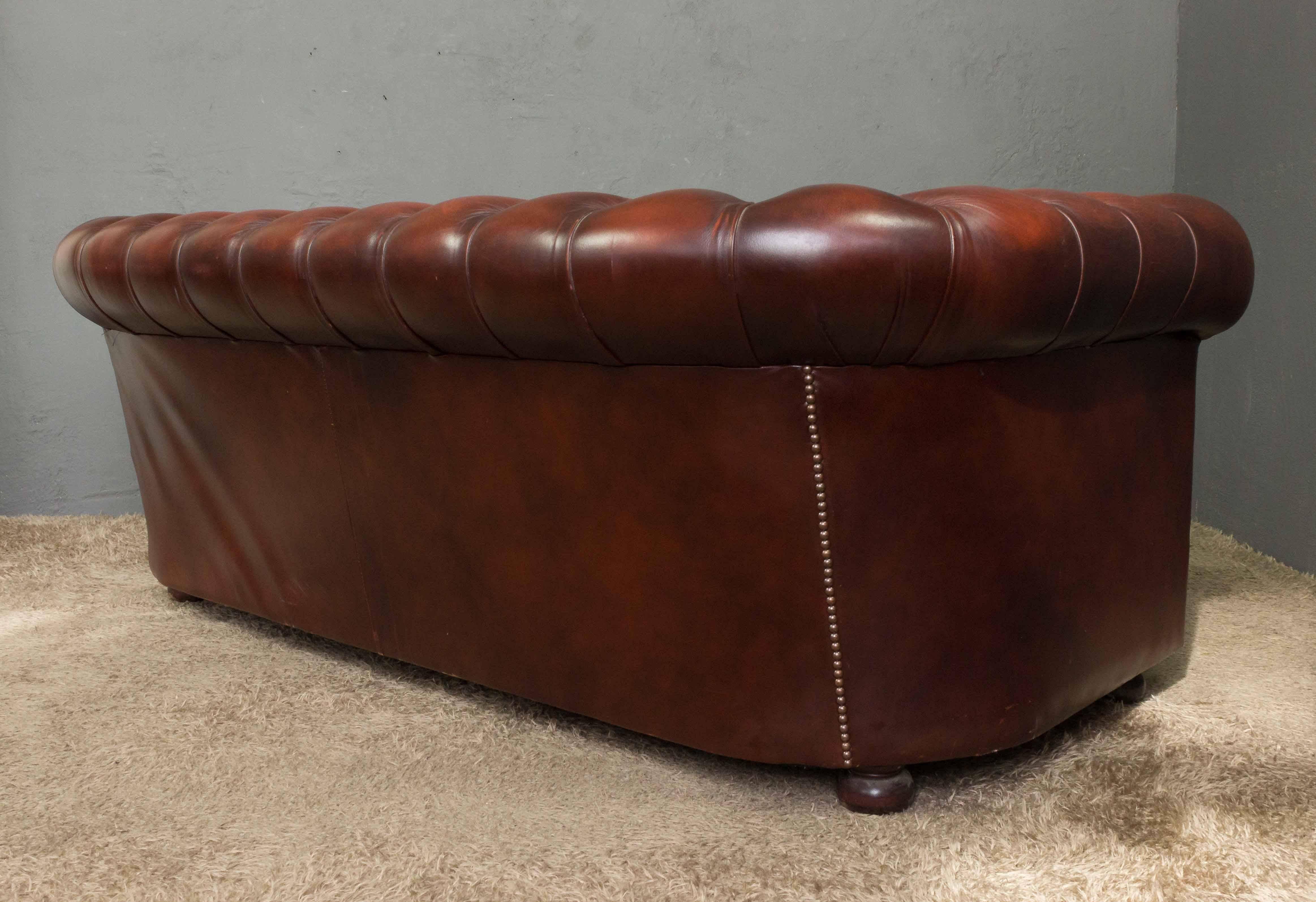 Vintage English Red Leather Chesterfield Sofa In Good Condition In Buchanan, NY