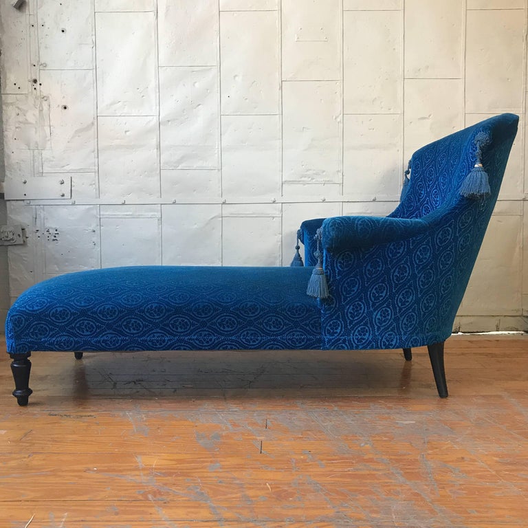 French 19th Century, Chaise Lounge in Royal Blue Velvet For Sale at 1stdibs