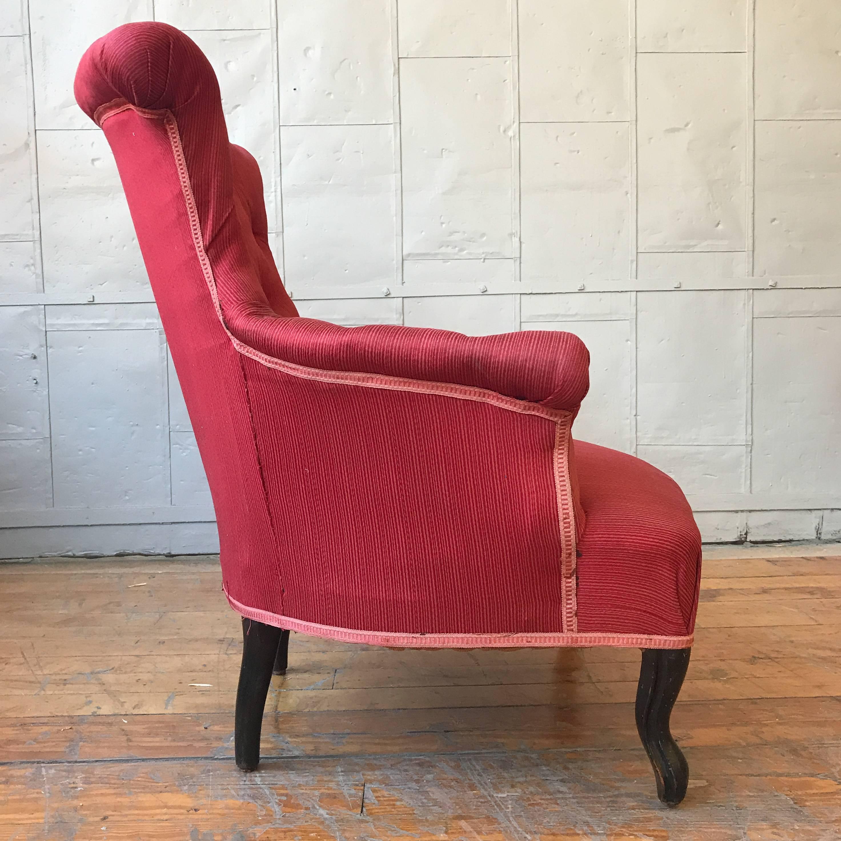Paar französische gepolsterte Sessel mit rotem Stoff im Zustand „Gut“ im Angebot in Buchanan, NY