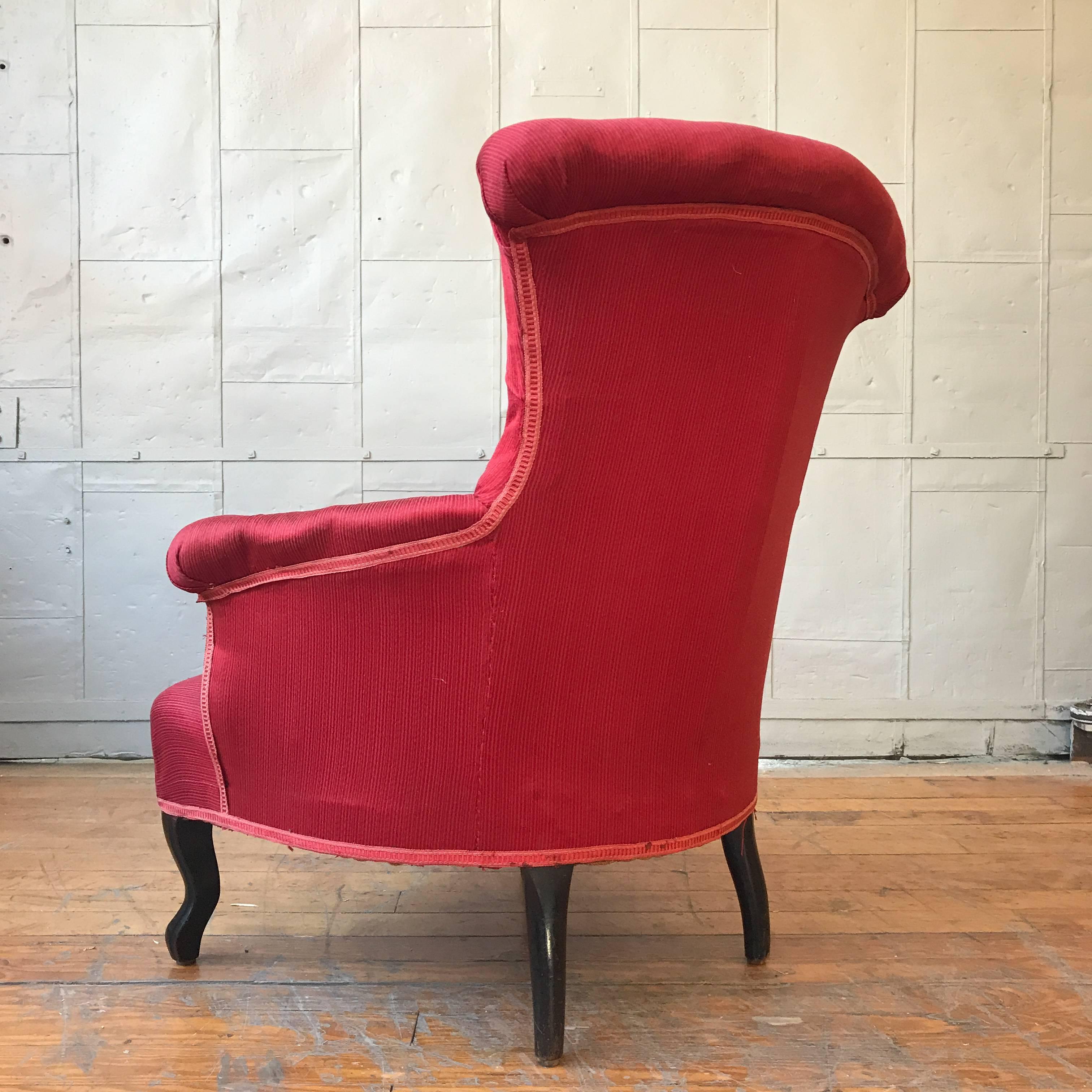 Paire de fauteuils tapissés français en tissu rouge en vente 1
