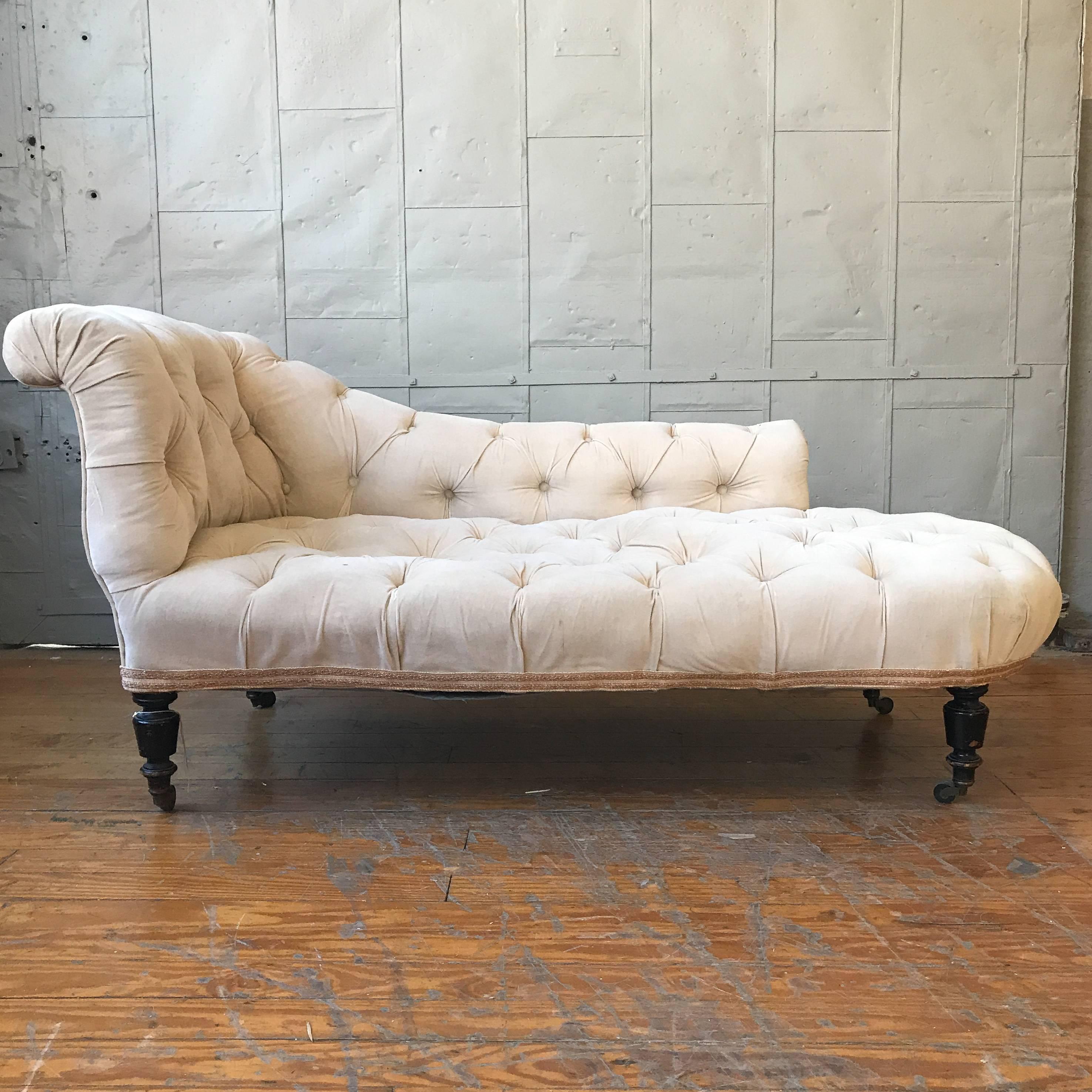 Small French asymmetrical tufted Napoleon III chaise longue, late 19th century.