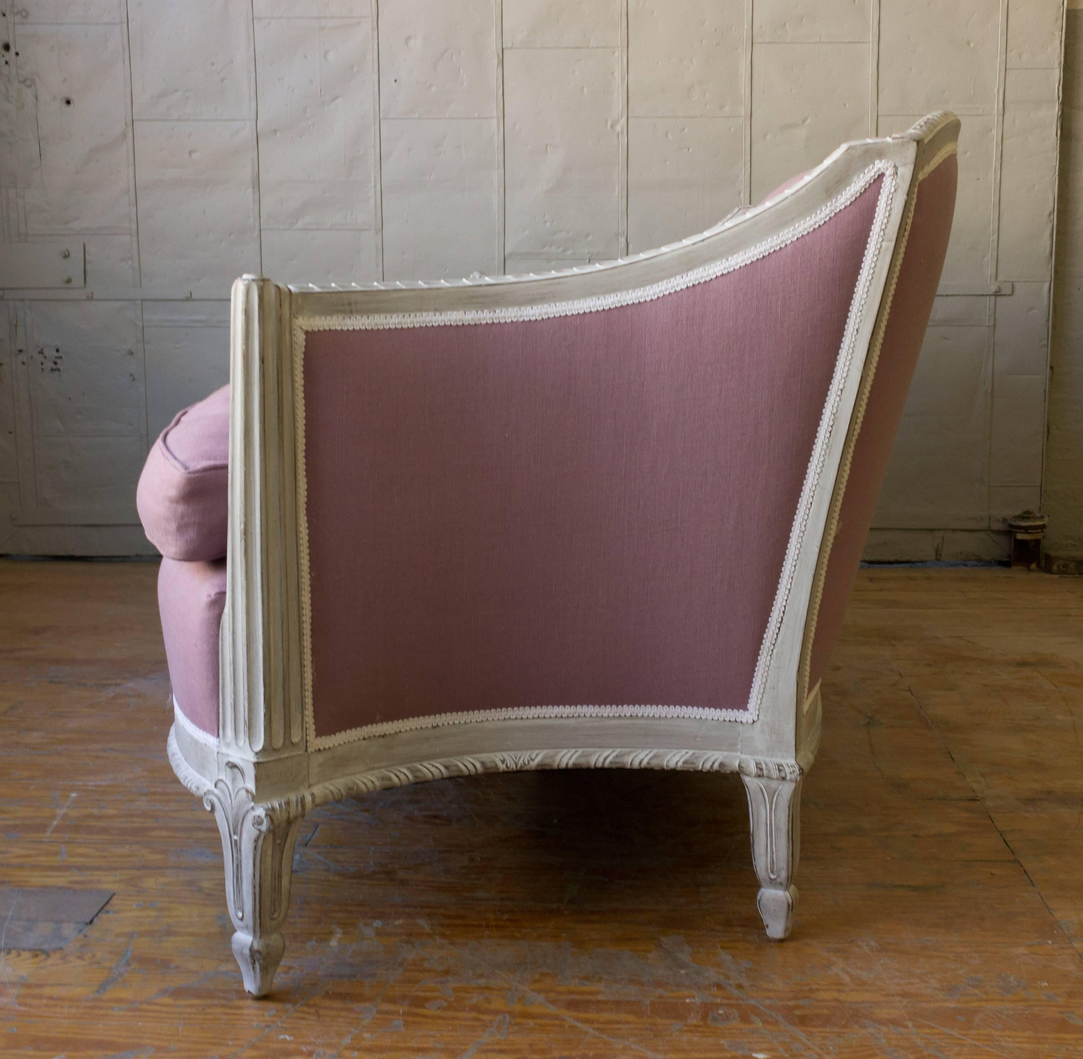 20th Century Art Deco Style Settee Upholstered in Lavender Linen In Excellent Condition In Buchanan, NY