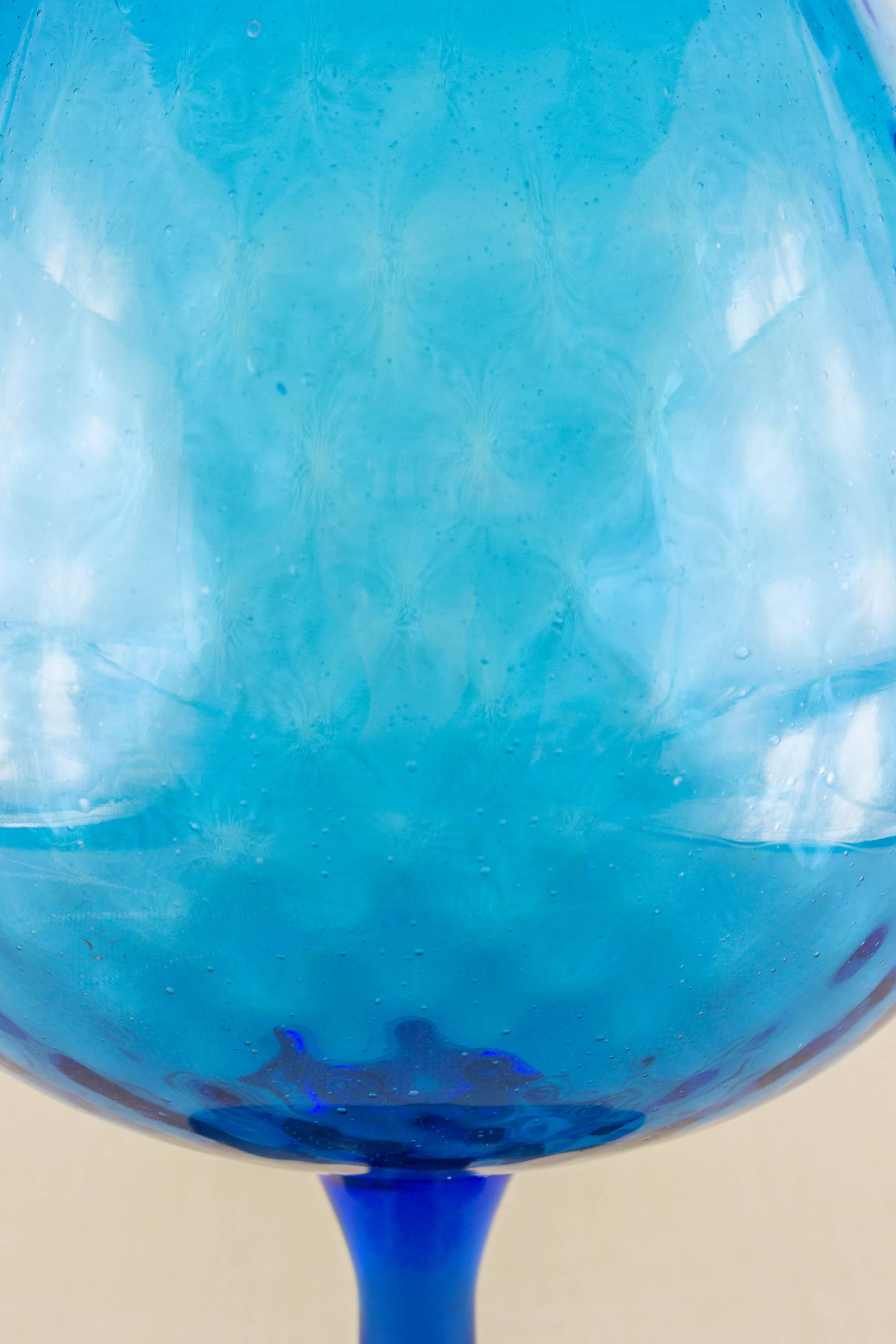 Blaues Glas mit Stempel im Empoli-Stil (amerikanisch) im Angebot