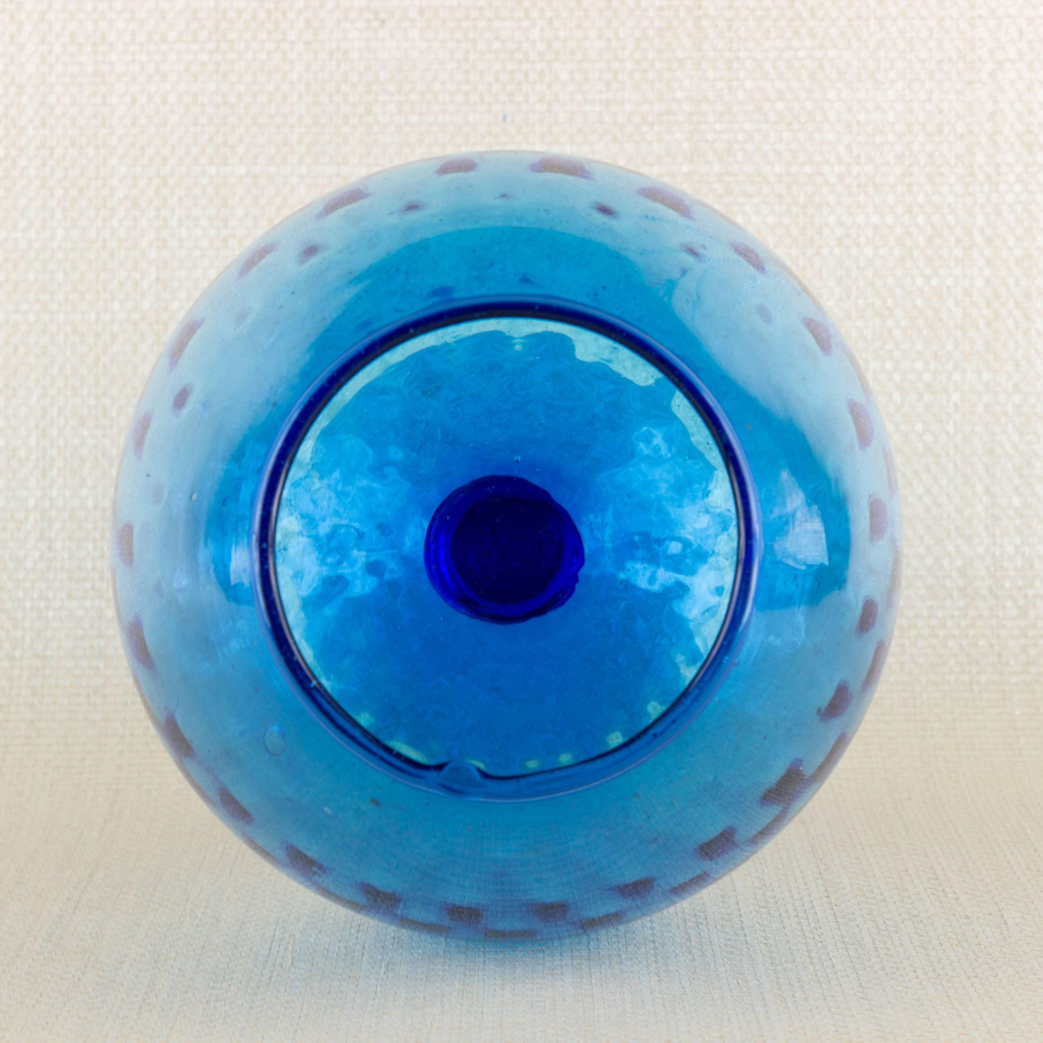 Blaues Glas mit Stiel im Empoli-Stil. Sehr guter Zustand.

Ref #: H1117-03

Abmessungen: 9 