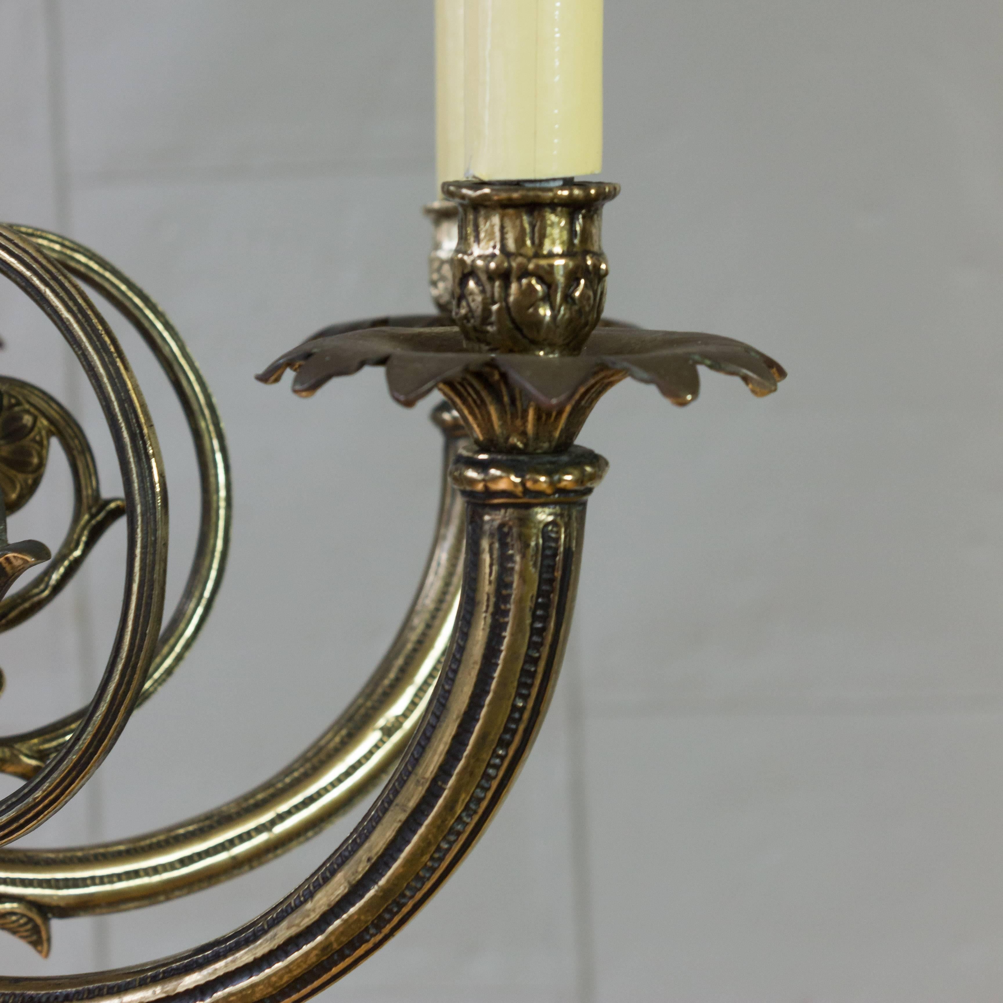 Französischer achtarmiger Kronleuchter im Art-déco-Stil aus Messing und Bronze im Angebot 2