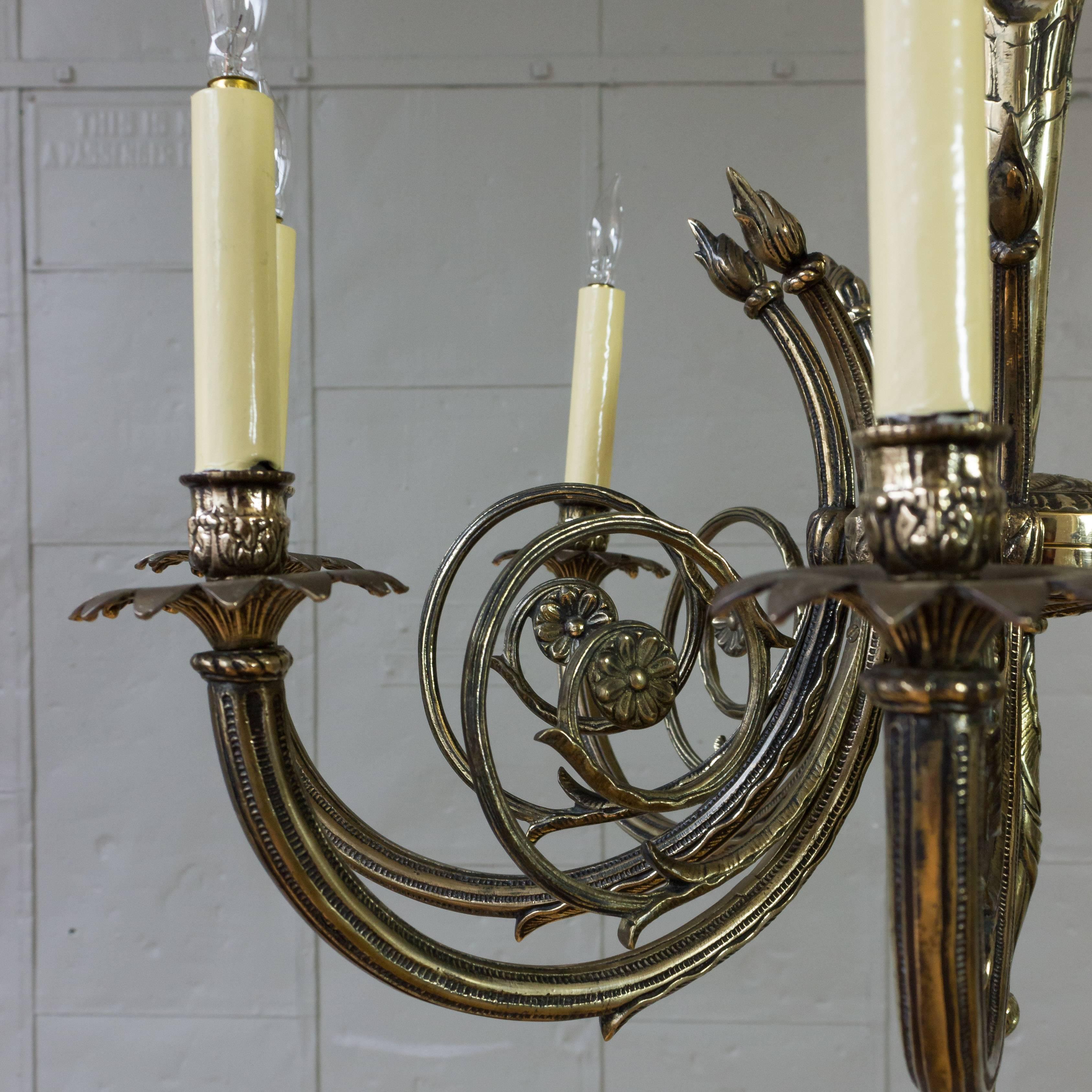 Französischer achtarmiger Kronleuchter im Art-déco-Stil aus Messing und Bronze im Angebot 4